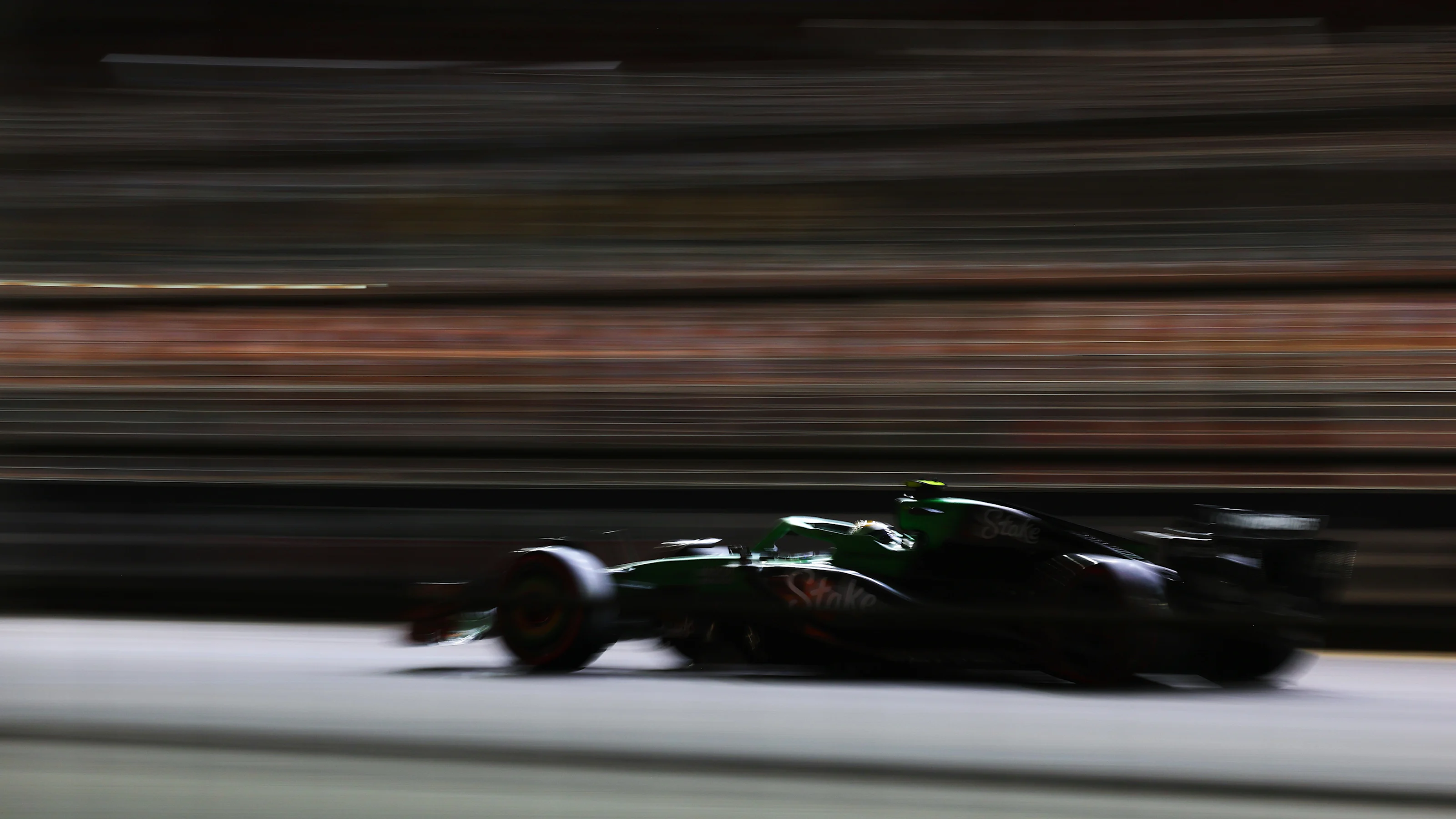 SINGAPORE, SINGAPORE - OCTOBER 04: Gabriel Bortoleto of Brazil driving the (5) Kick Sauber C45