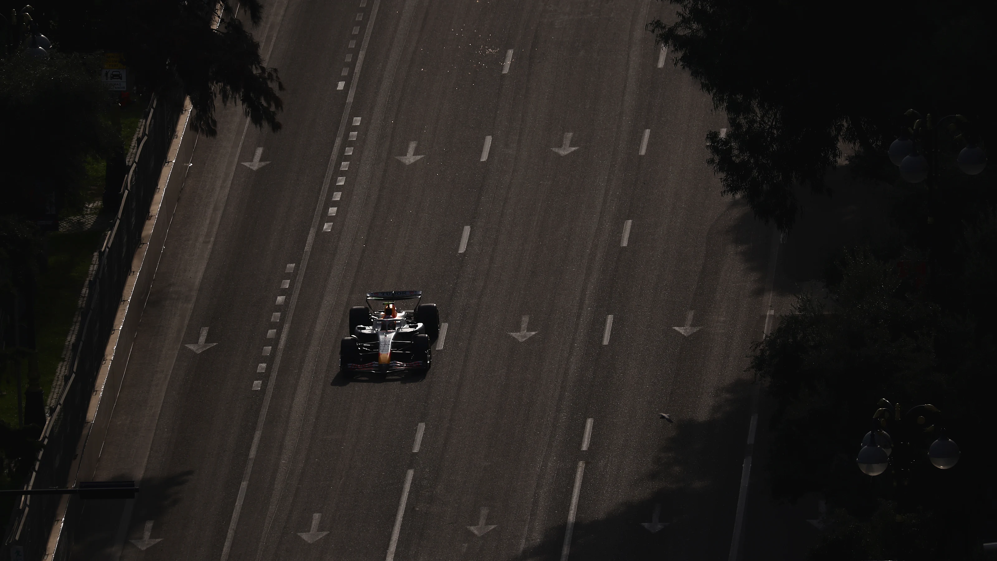 BAKU, AZERBAIJAN - SEPTEMBER 19: Liam Lawson of New Zealand driving the (30) Visa Cash App Racing