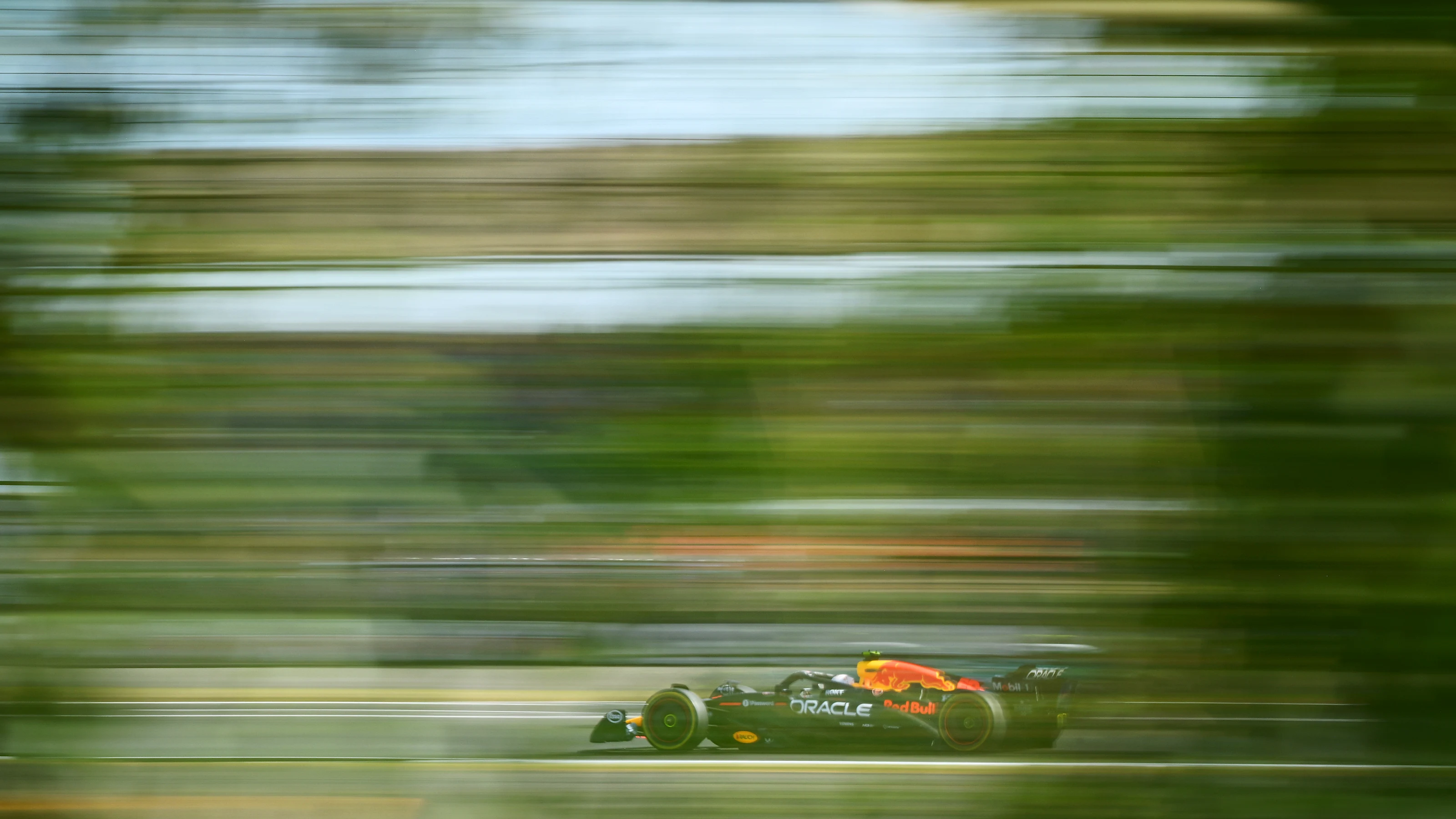 NORTHAMPTON, ENGLAND - JULY 04: Yuki Tsunoda of Japan driving the (22) Oracle Red Bull Racing RB21
