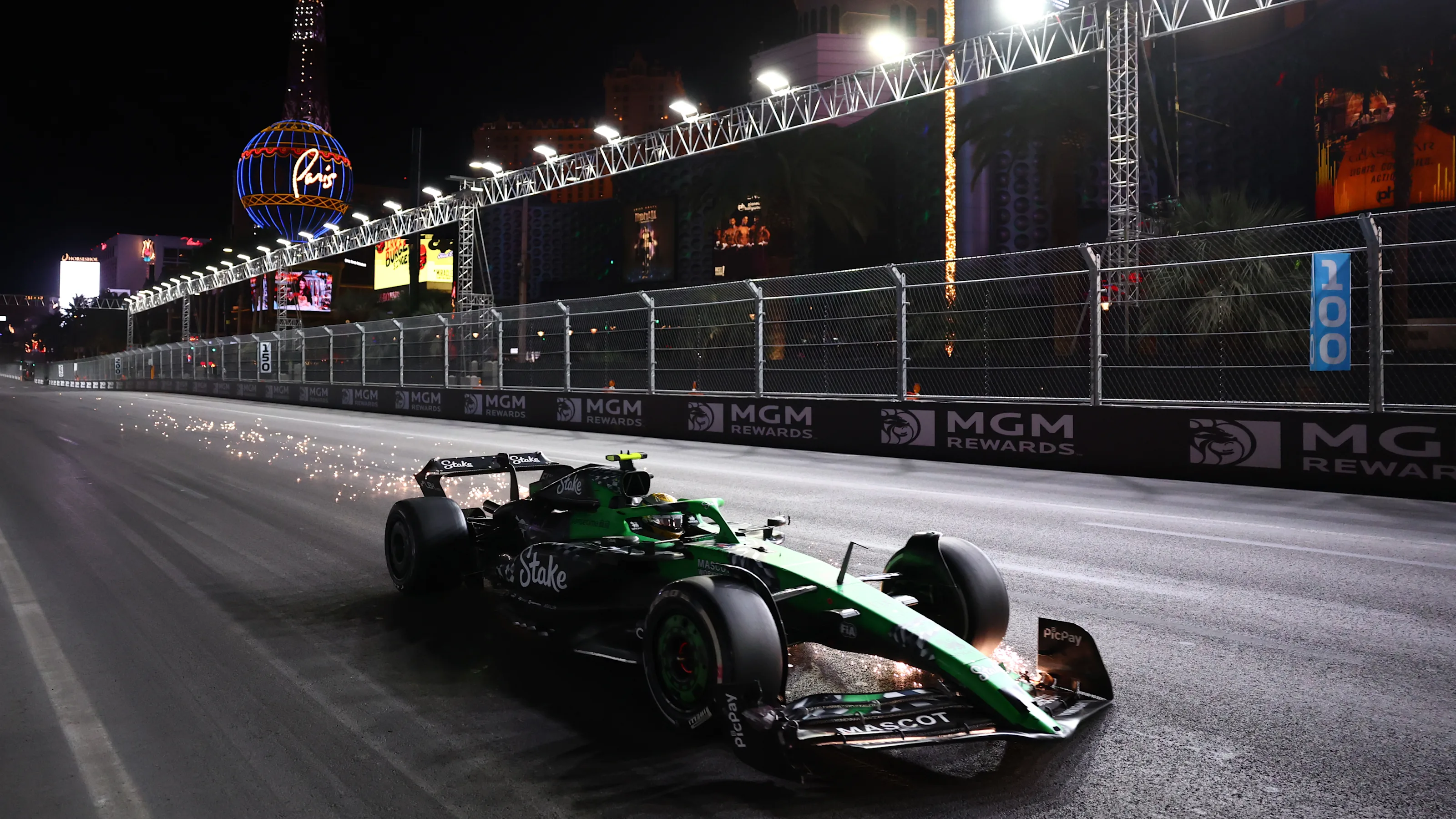 LAS VEGAS, NEVADA - NOVEMBER 22: Gabriel Bortoleto of Brazil driving the (5) Kick Sauber C45