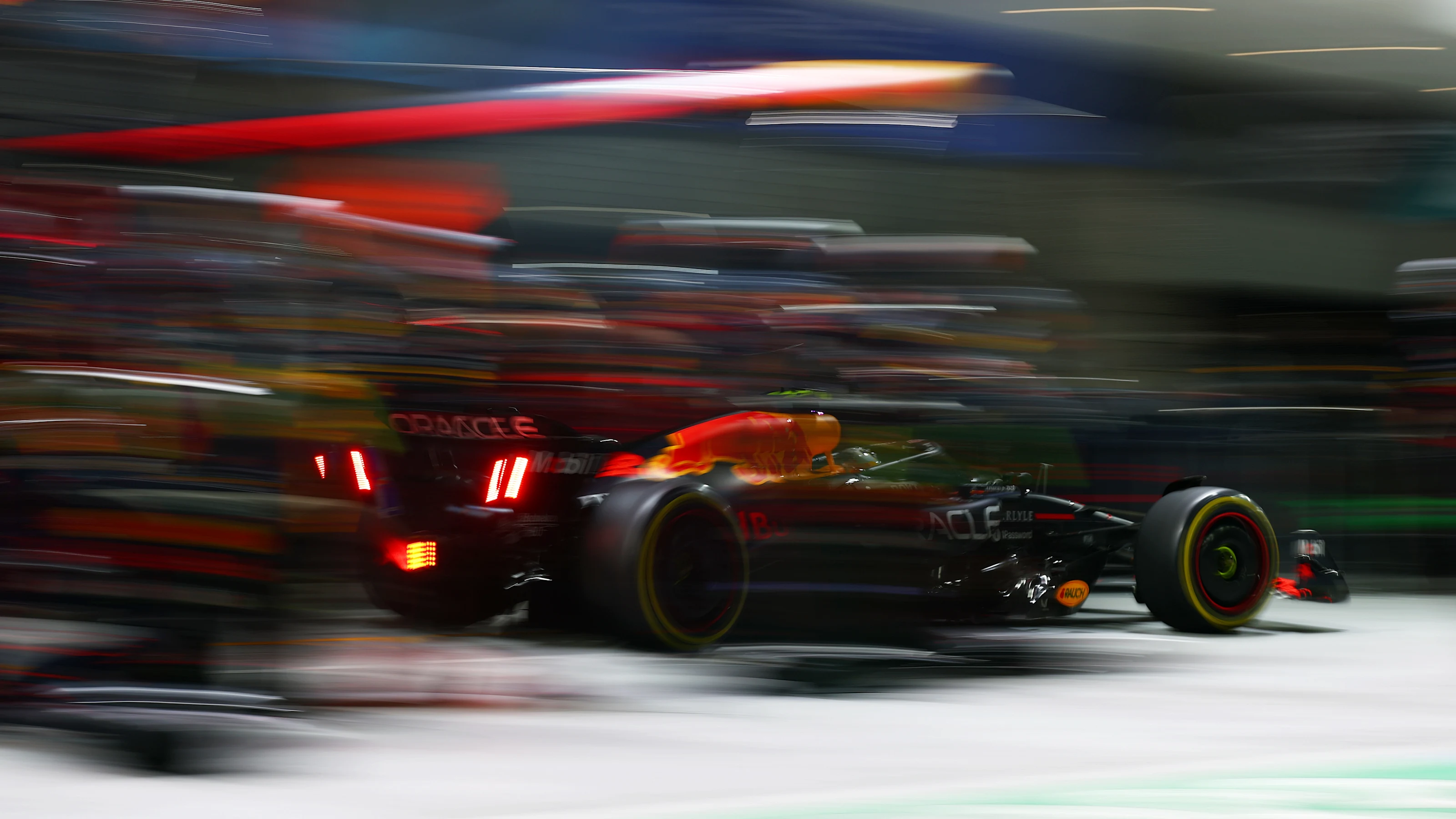 LAS VEGAS, NEVADA - NOVEMBER 22: Yuki Tsunoda of Japan driving the (22) Oracle Red Bull Racing RB21