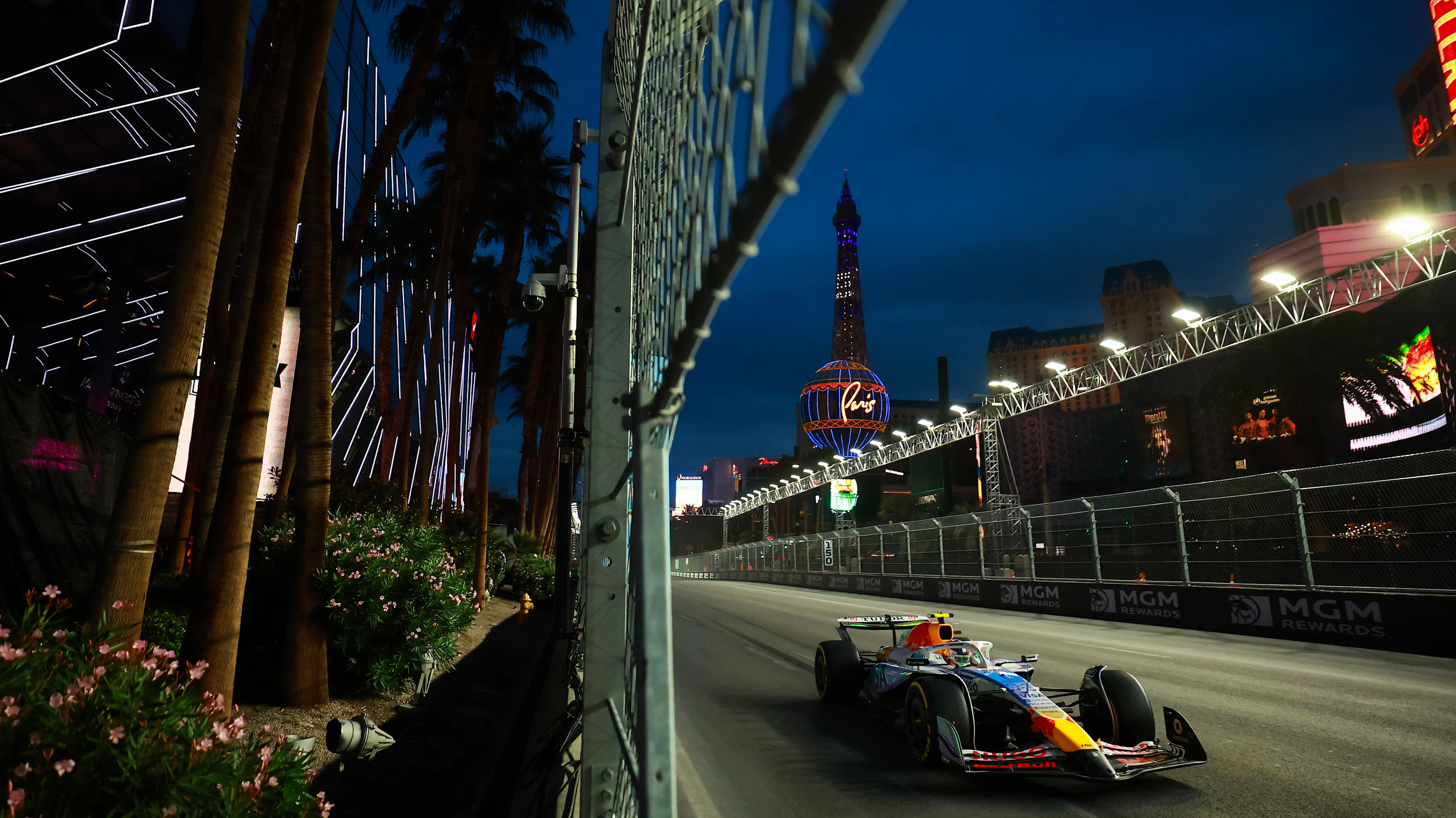 LAS VEGAS, NEVADA - NOVEMBER 20: Liam Lawson of New Zealand driving the (30) Visa Cash App Racing