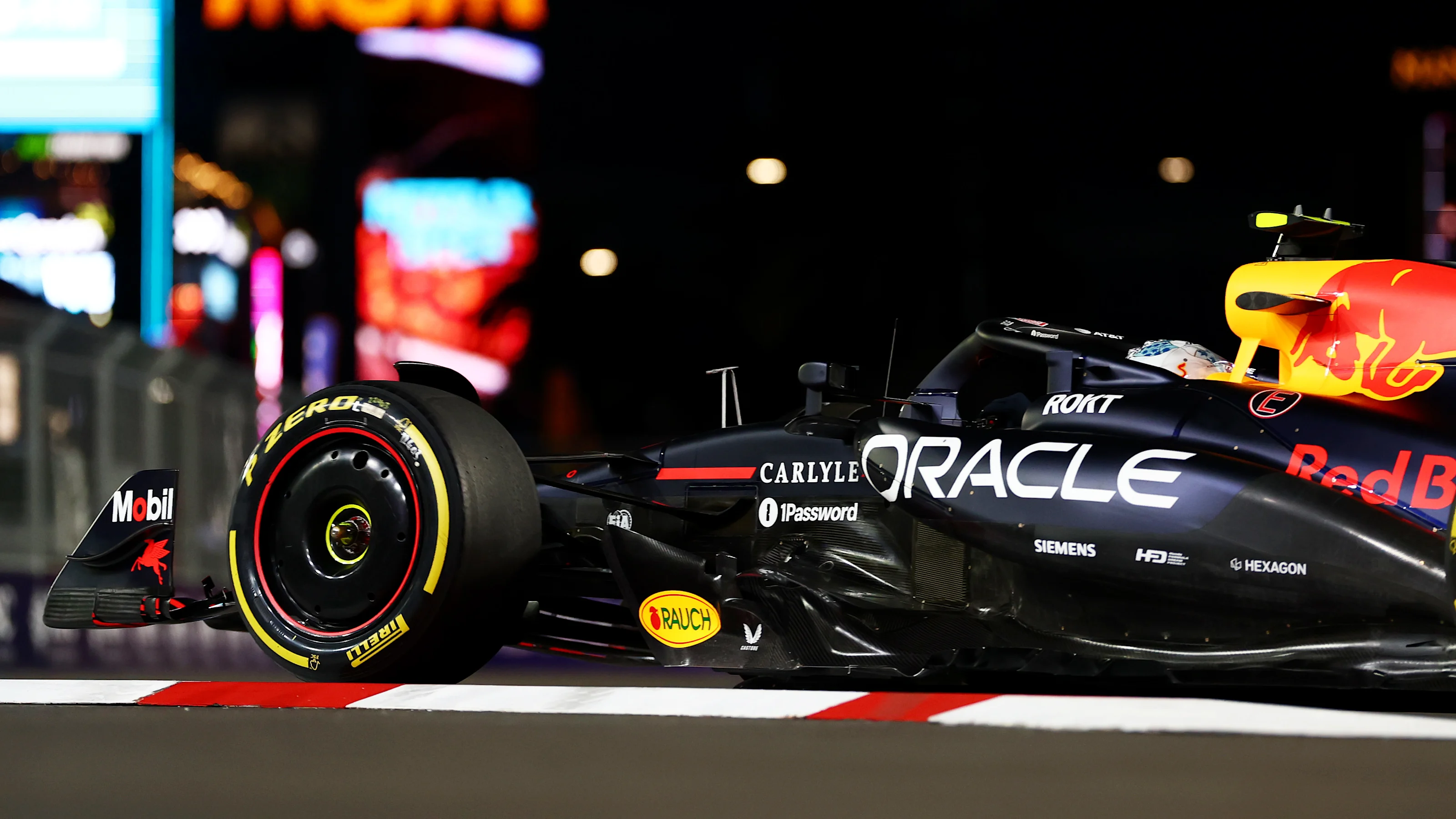 LAS VEGAS, NEVADA - NOVEMBER 20: Yuki Tsunoda of Japan driving the (22) Oracle Red Bull Racing RB21