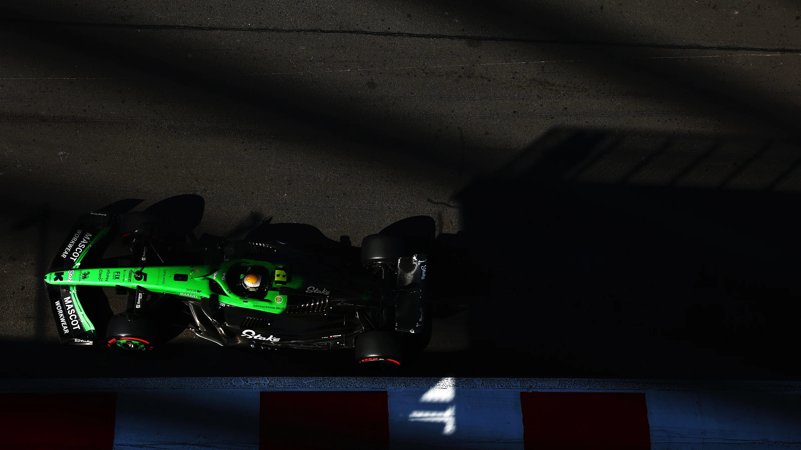MEXICO CITY, MEXICO - OCTOBER 25: Gabriel Bortoleto of Brazil driving the (5) Kick Sauber C45