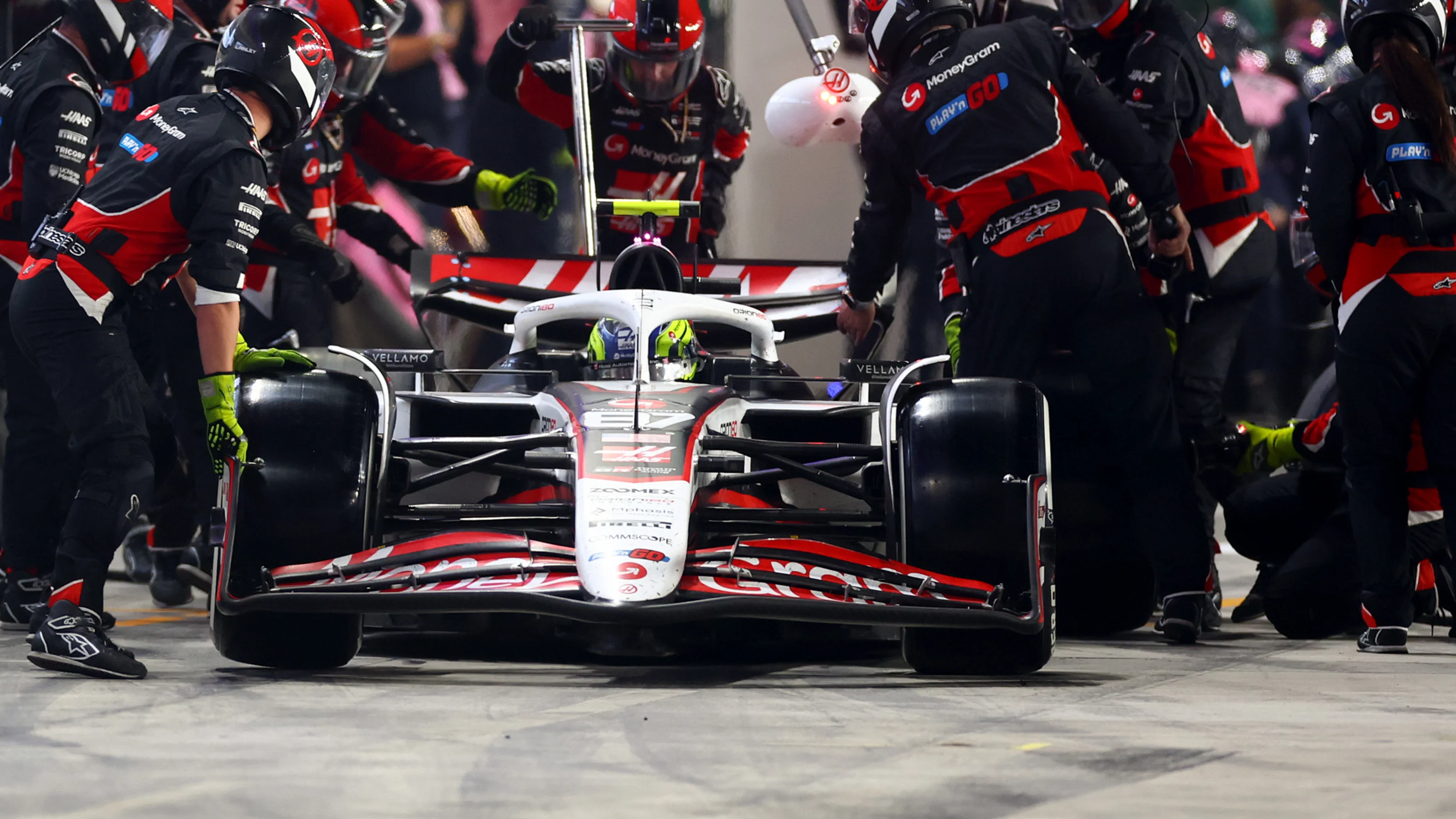 LUSAIL CITY, QATAR - NOVEMBER 30: Oliver Bearman of Great Britain driving the (87) Haas F1 VF-25