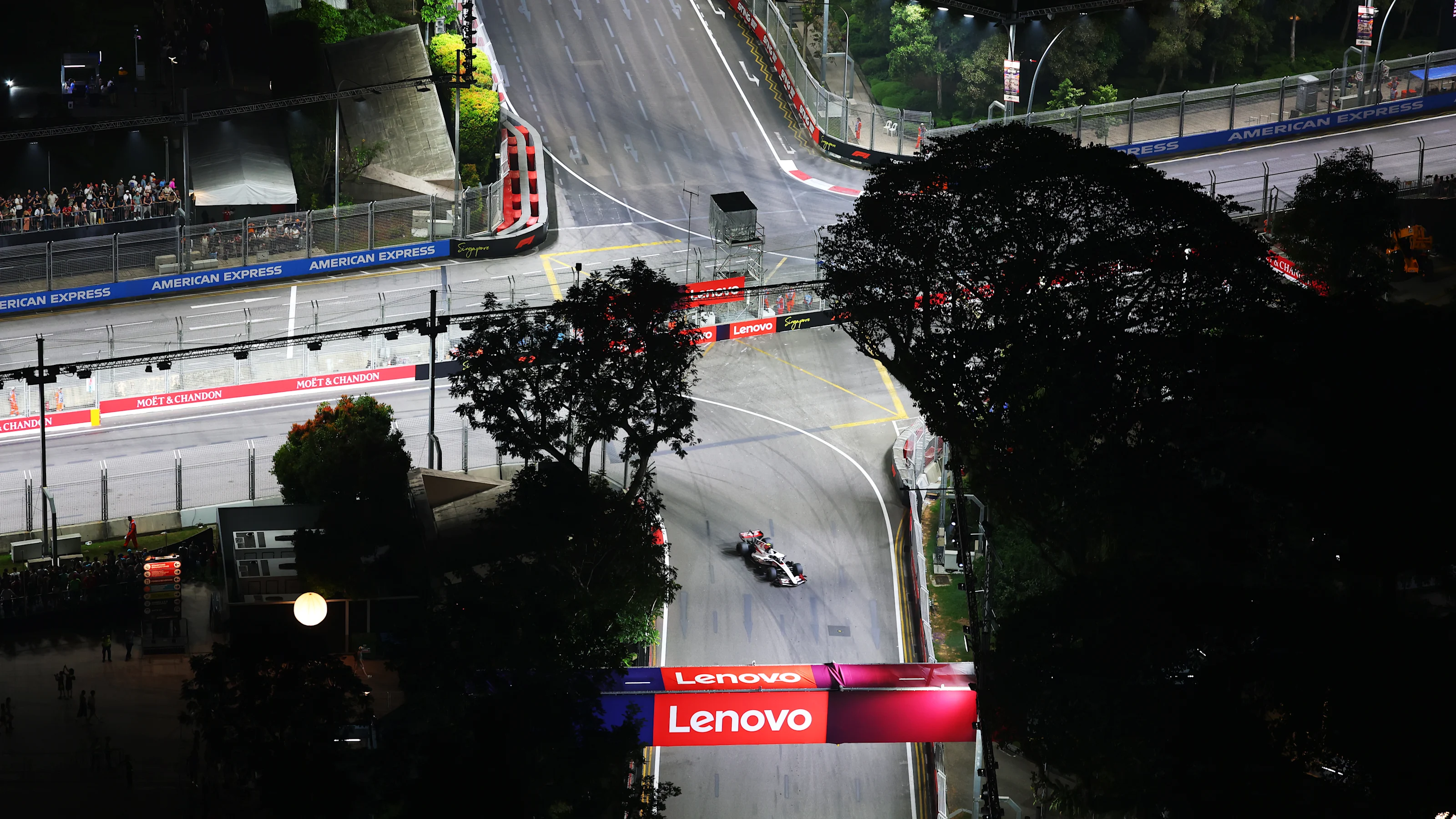 SINGAPORE, SINGAPORE - OCTOBER 09: Oliver Bearman of Great Britain driving the (87) Haas F1 VF-26