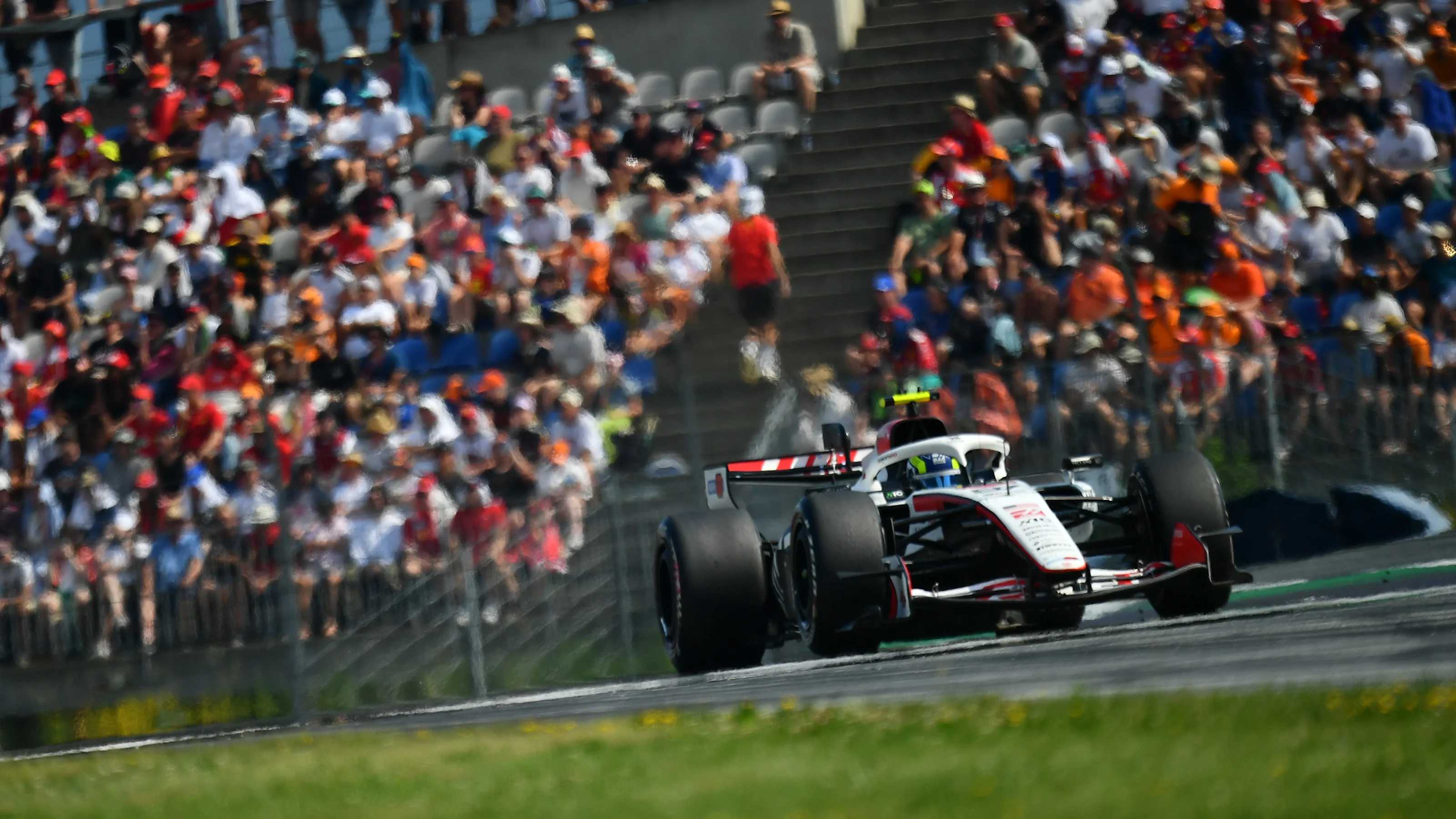 SPIELBERG, AUSTRIA - JUNE 28: Oliver Bearman of Great Britain driving the (87) Haas F1 VF-26