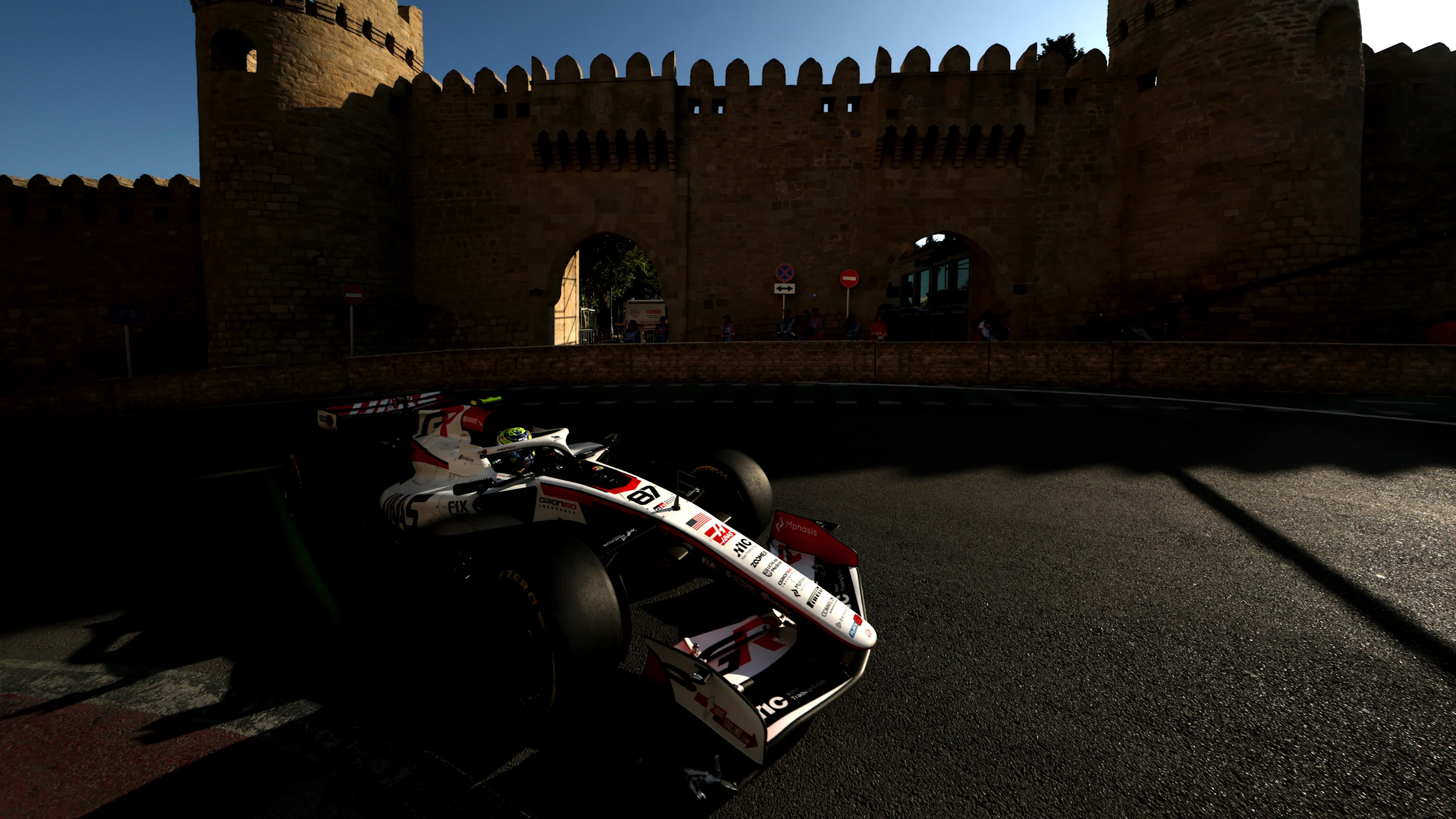 BAKU, AZERBAIJAN - SEPTEMBER 26: Oliver Bearman of Great Britain driving the (87) Haas F1 VF-26