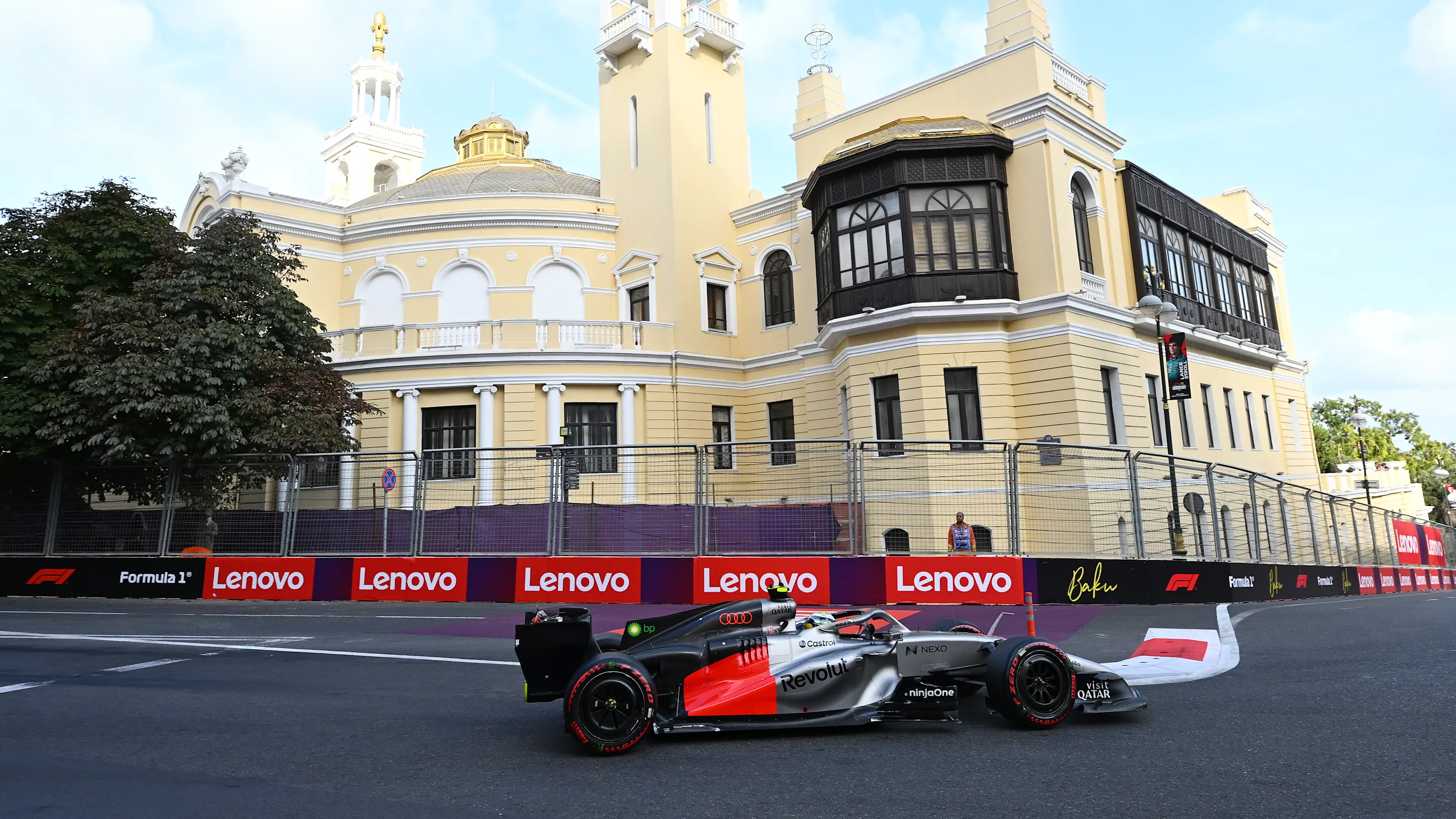 BAKU, AZERBAIJAN - SEPTEMBER 25: Gabriel Bortoleto of Brazil driving the (5) Audi F1 Team R26 on
