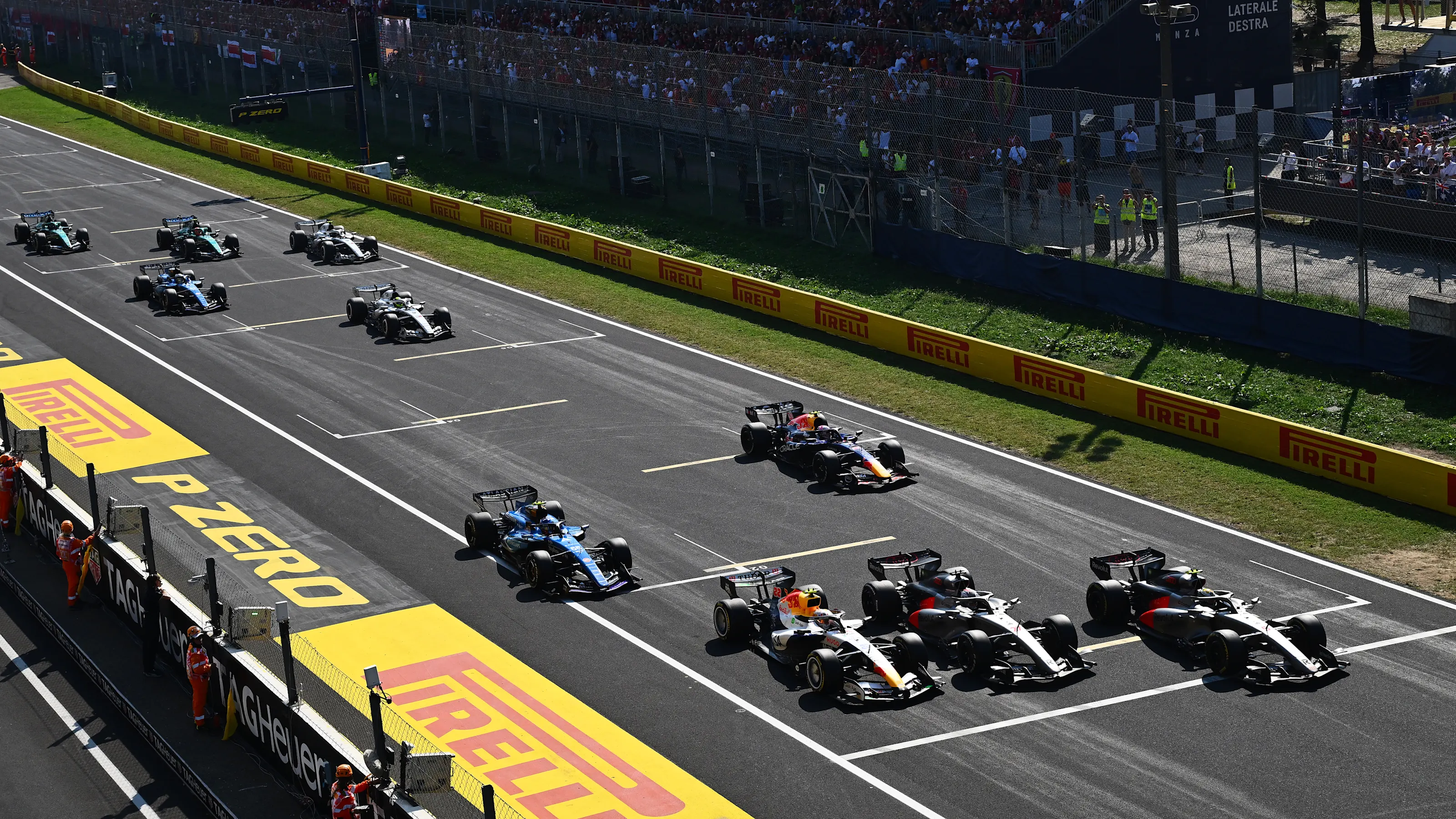 MONZA, ITALY - SEPTEMBER 06: Gabriel Bortoleto of Brazil driving the (5) Audi F1 Team R26 leads