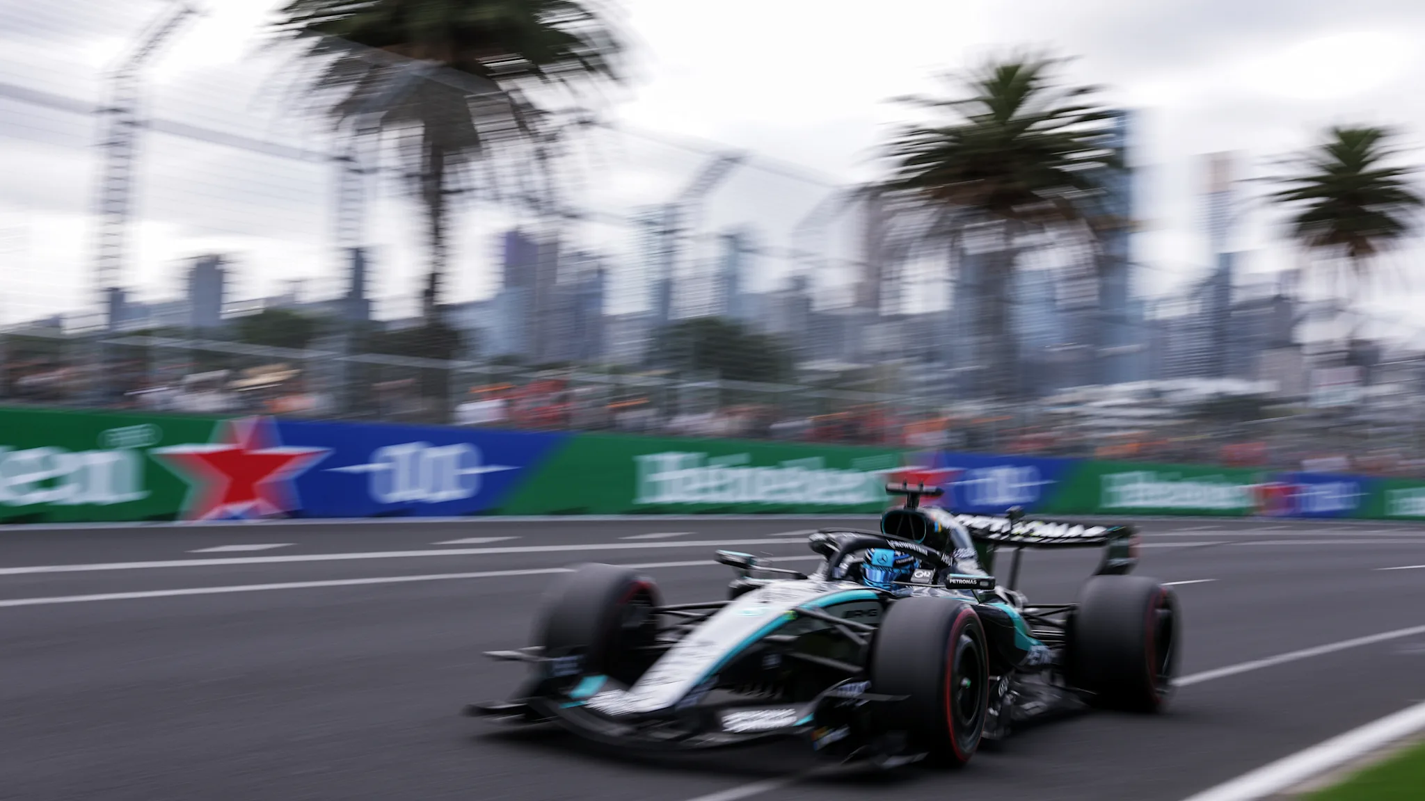 호주에서 러셀의 폴 포지션 랩을 함께 경험해 보세요