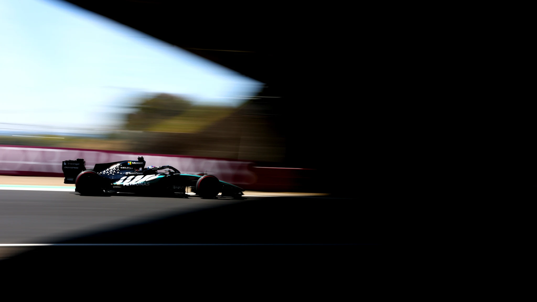 일본에서 열린 FP1 하이라이트를 시청하세요. 러셀이 안토넬리를 앞서고 있습니다.