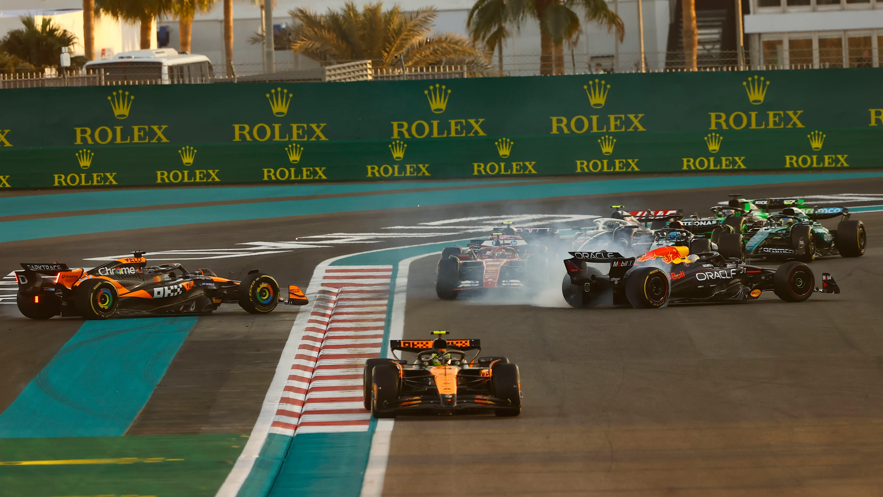 ABU DHABI, UNITED ARAB EMIRATES - DECEMBER 08: Oscar Piastri, McLaren MCL38 and Max Verstappen, Red