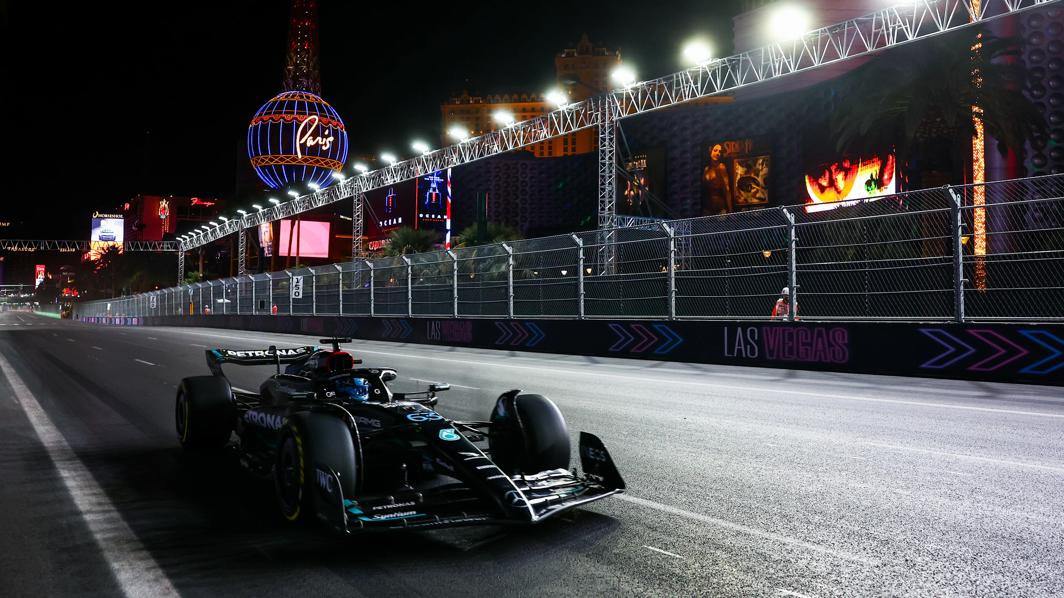 LAS VEGAS, NEVADA - NOVEMBER 17: George Russell of Great Britain driving the (63) Mercedes AMG
