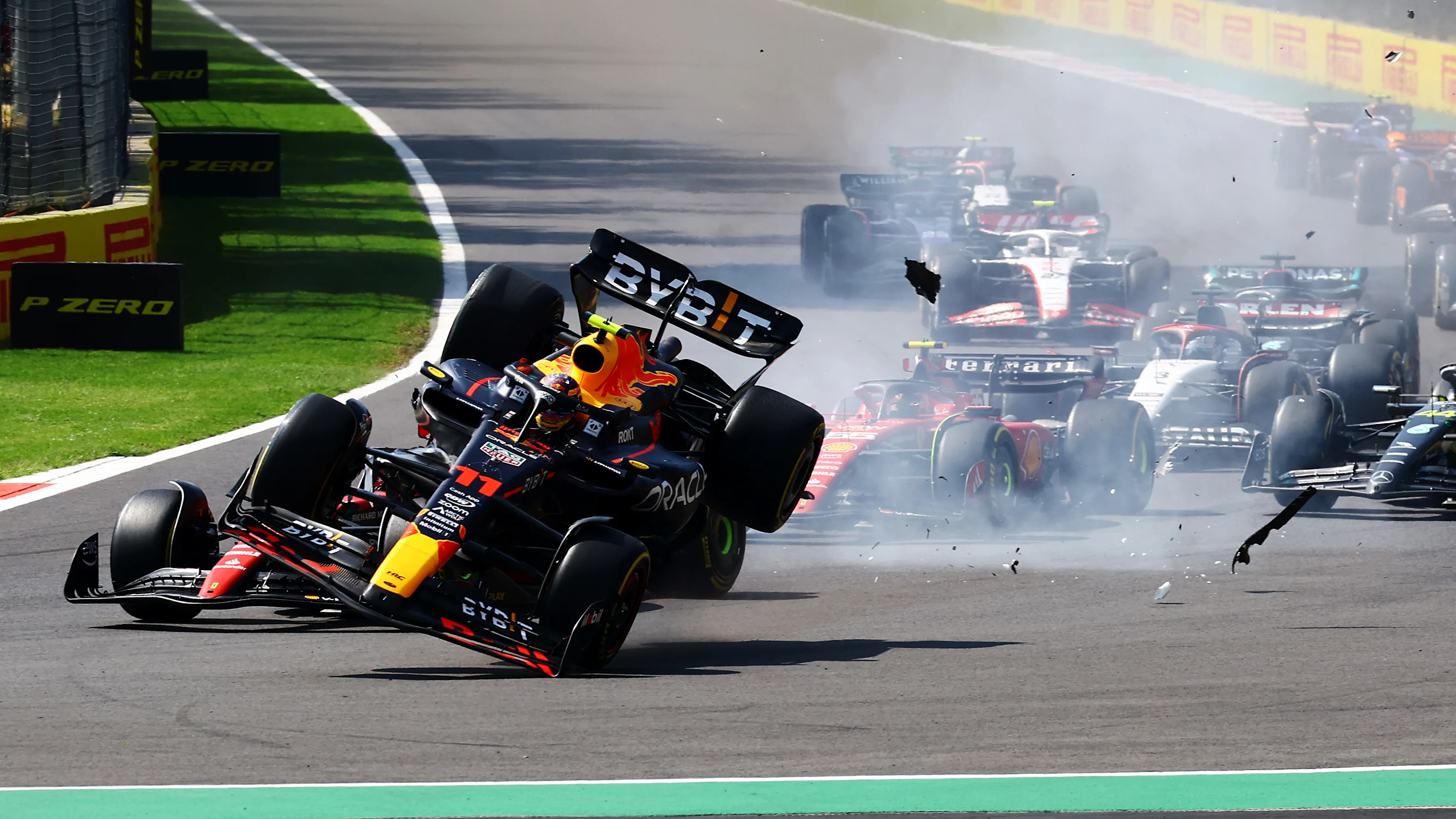 MEXICO CITY, MEXICO - OCTOBER 29: Sergio Perez of Mexico driving the (11) Oracle Red Bull Racing