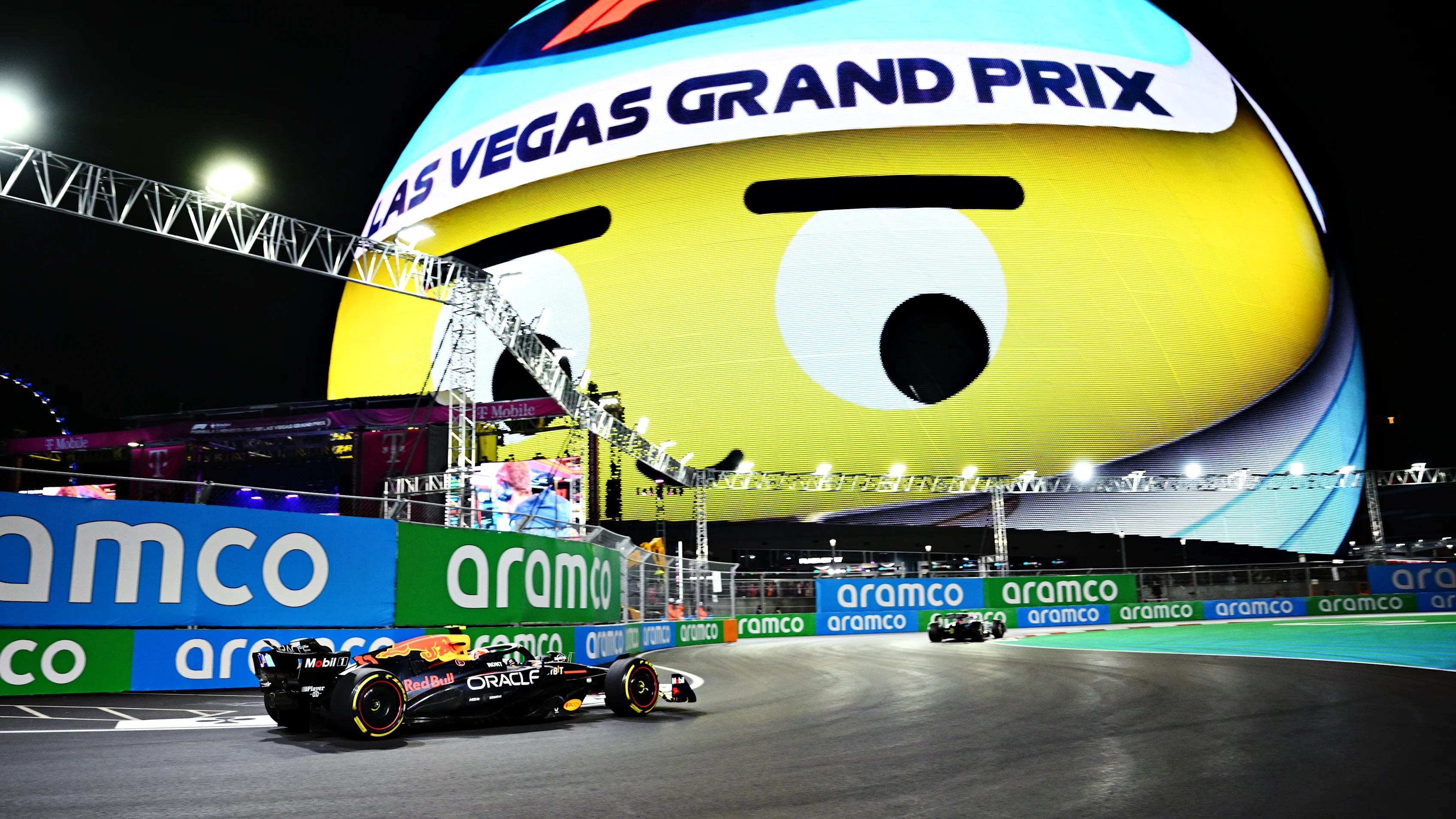 LAS VEGAS, NEVADA - NOVEMBER 21: George Russell of Great Britain driving the (63) Mercedes AMG