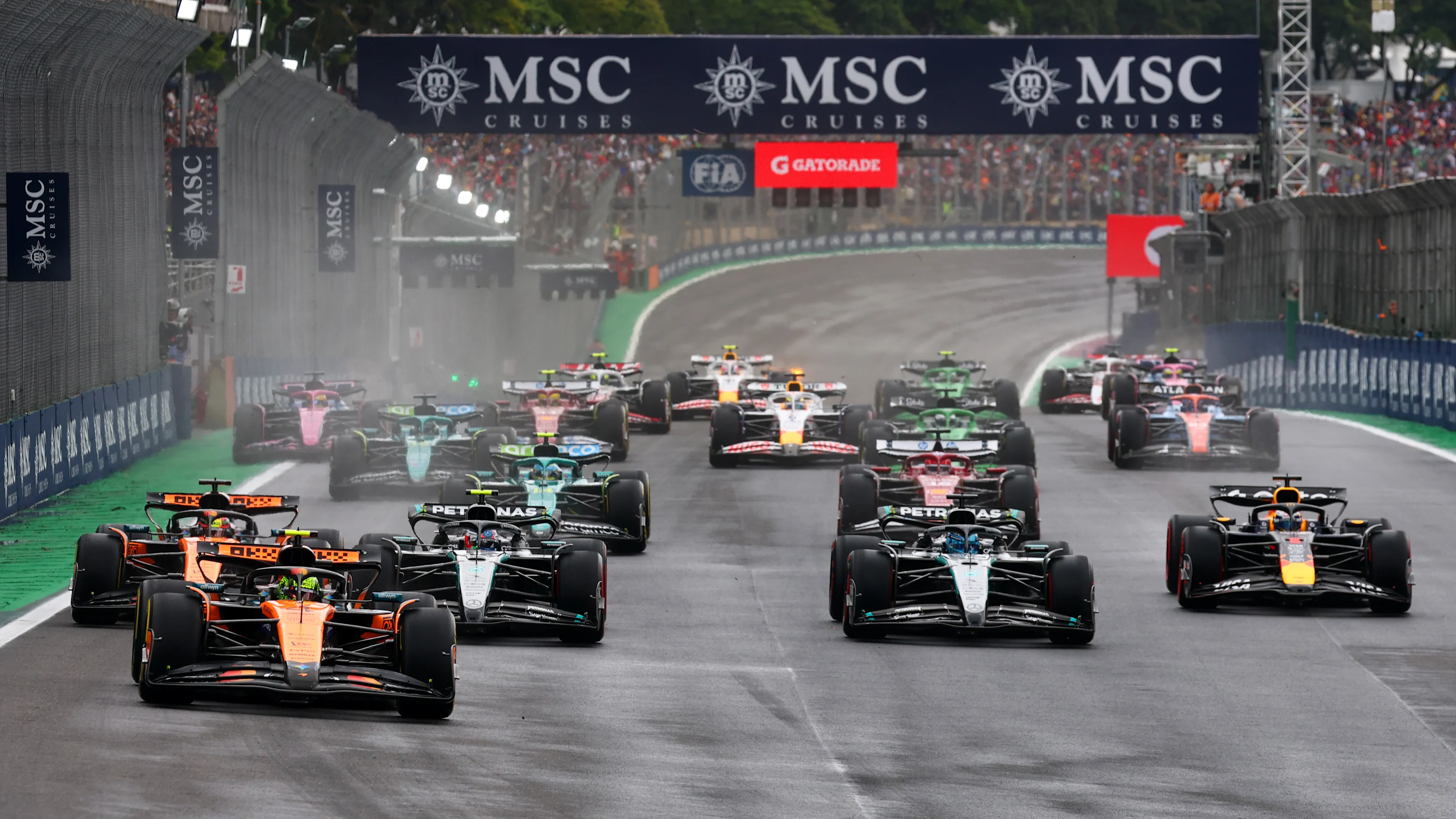 SAO PAULO, BRÉSIL - 08 NOVEMBRE : Lando Norris de Grande-Bretagne au volant de la (4) McLaren MCL39