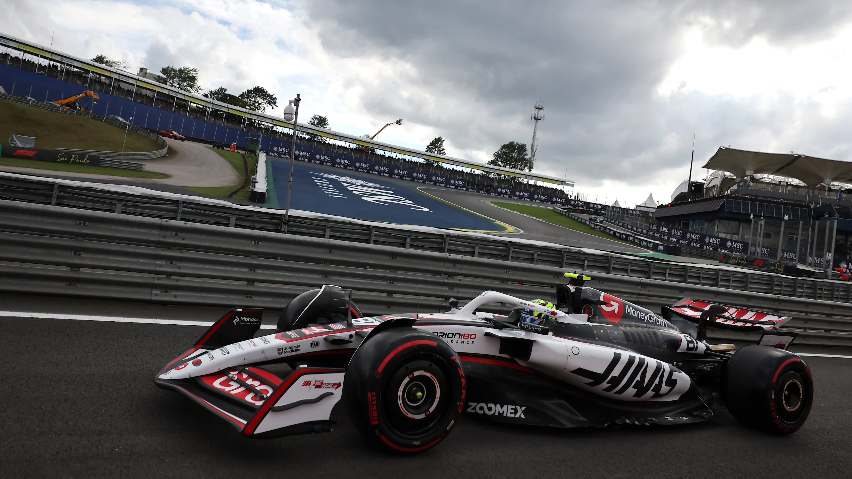 SAO PAULO, BRAZIL - NOVEMBER 08: Oliver Bearman of Great Britain driving the (87) Haas F1 VF-25