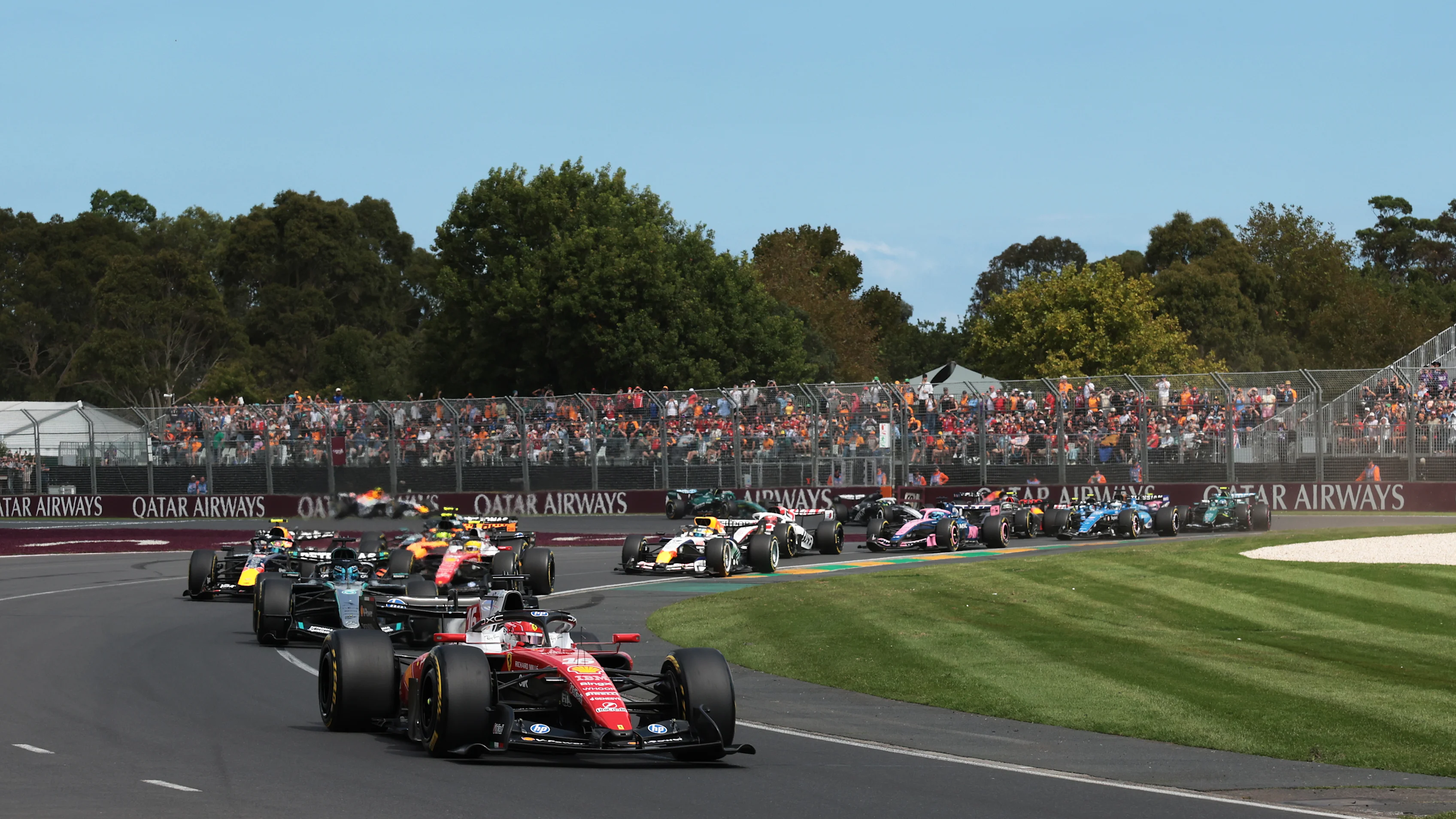 MELBOURNE, AUSTRALIA - 8 DE MARZO: Charles Leclerc de Mónaco conduciendo el (16) Scuderia Ferrari SF-26