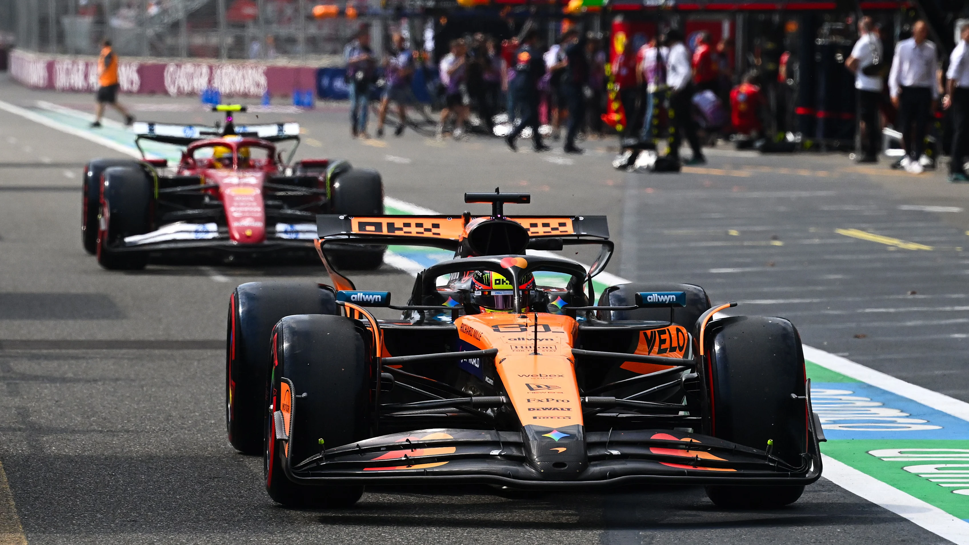 BAKU, AZERBAIJAN - SEPTEMBER 19: Oscar Piastri of Australia driving the (81) McLaren MCL39 Mercedes