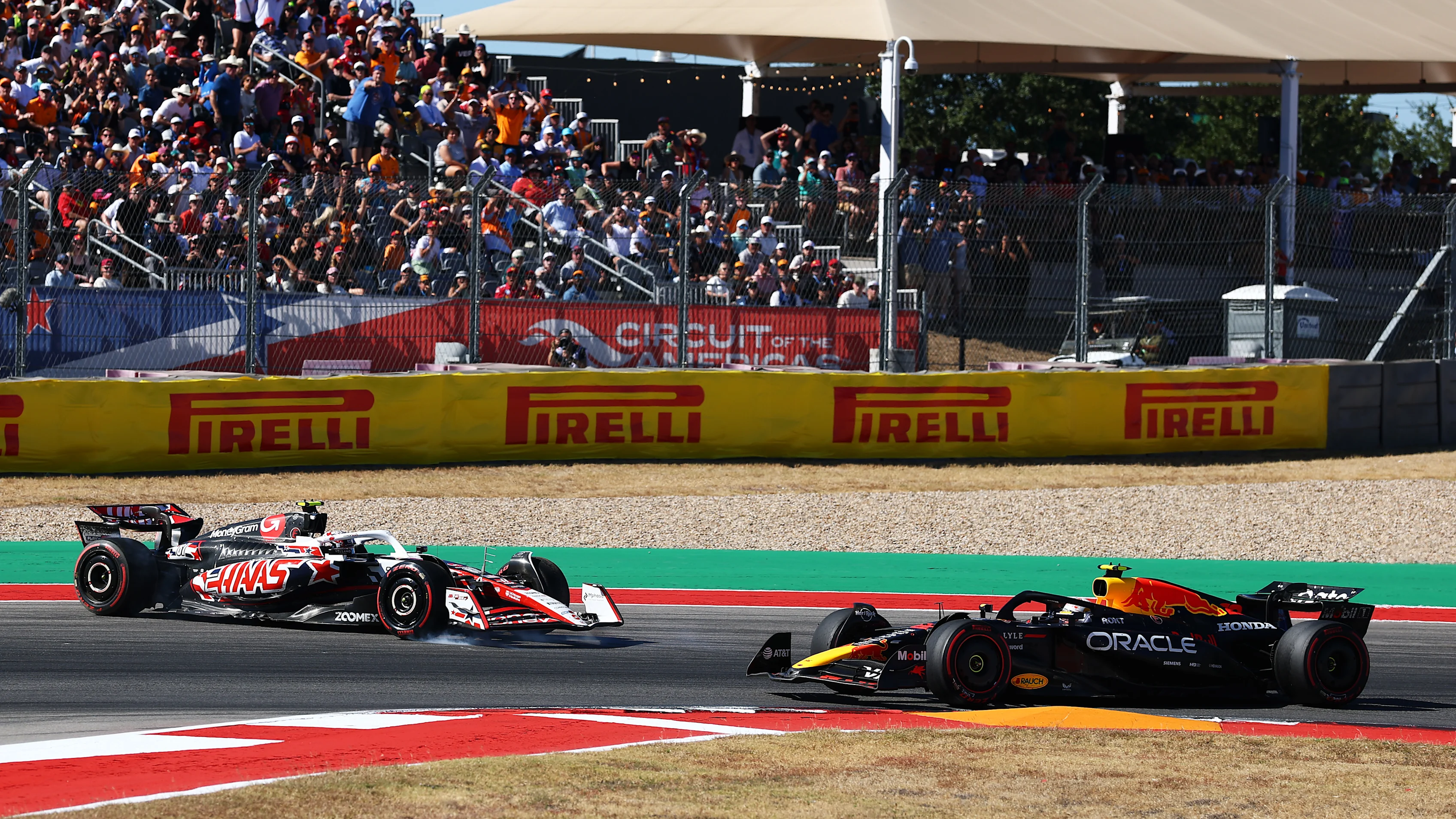AUSTIN, TEXAS - OCTOBER 19: Oliver Bearman of Great Britain driving the (87) Haas F1 VF-25 Ferrari