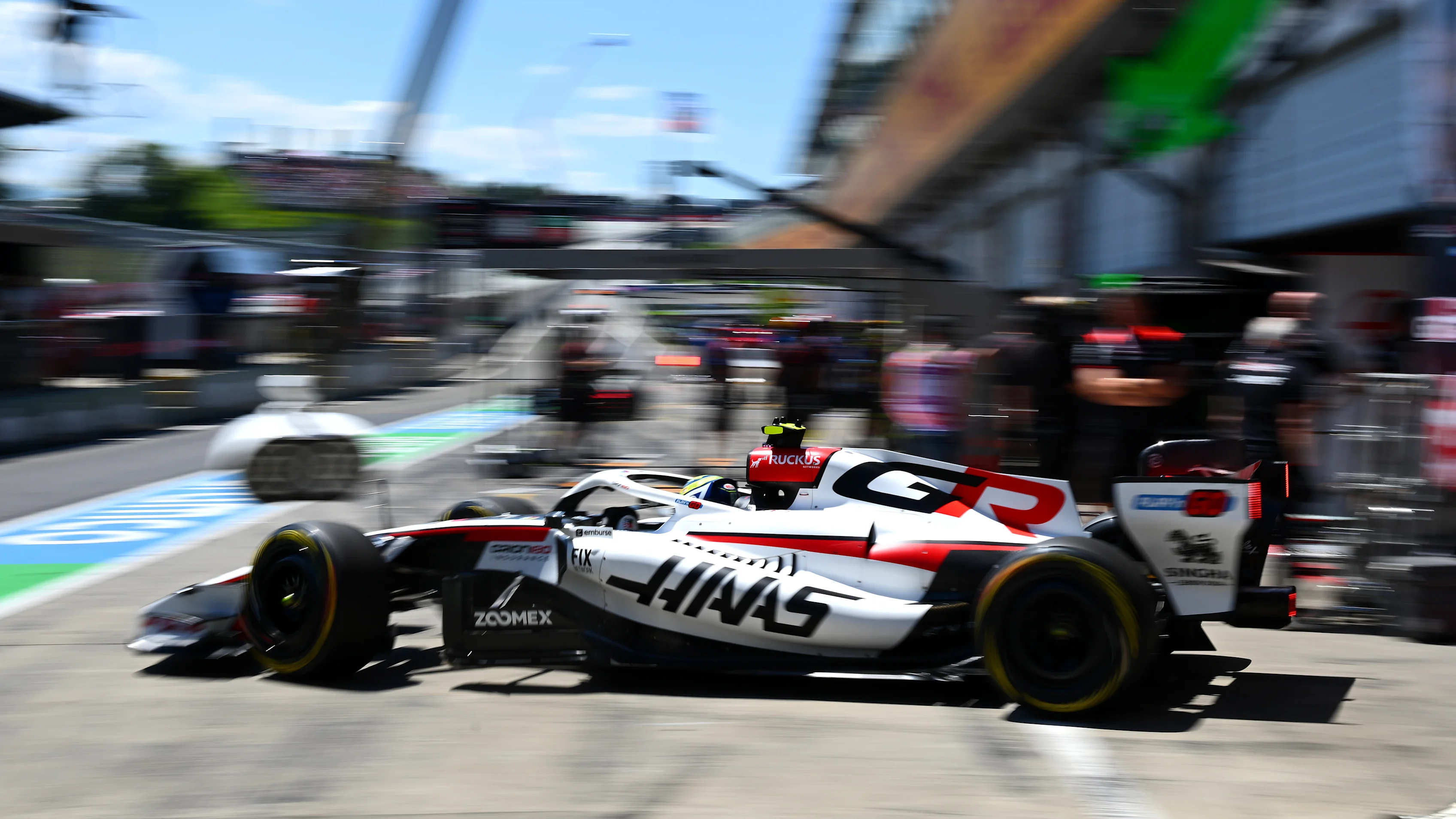 SPIELBERG, AUSTRIA - JUNE 26: Oliver Bearman of Great Britain driving the (87) Haas F1 VF-26