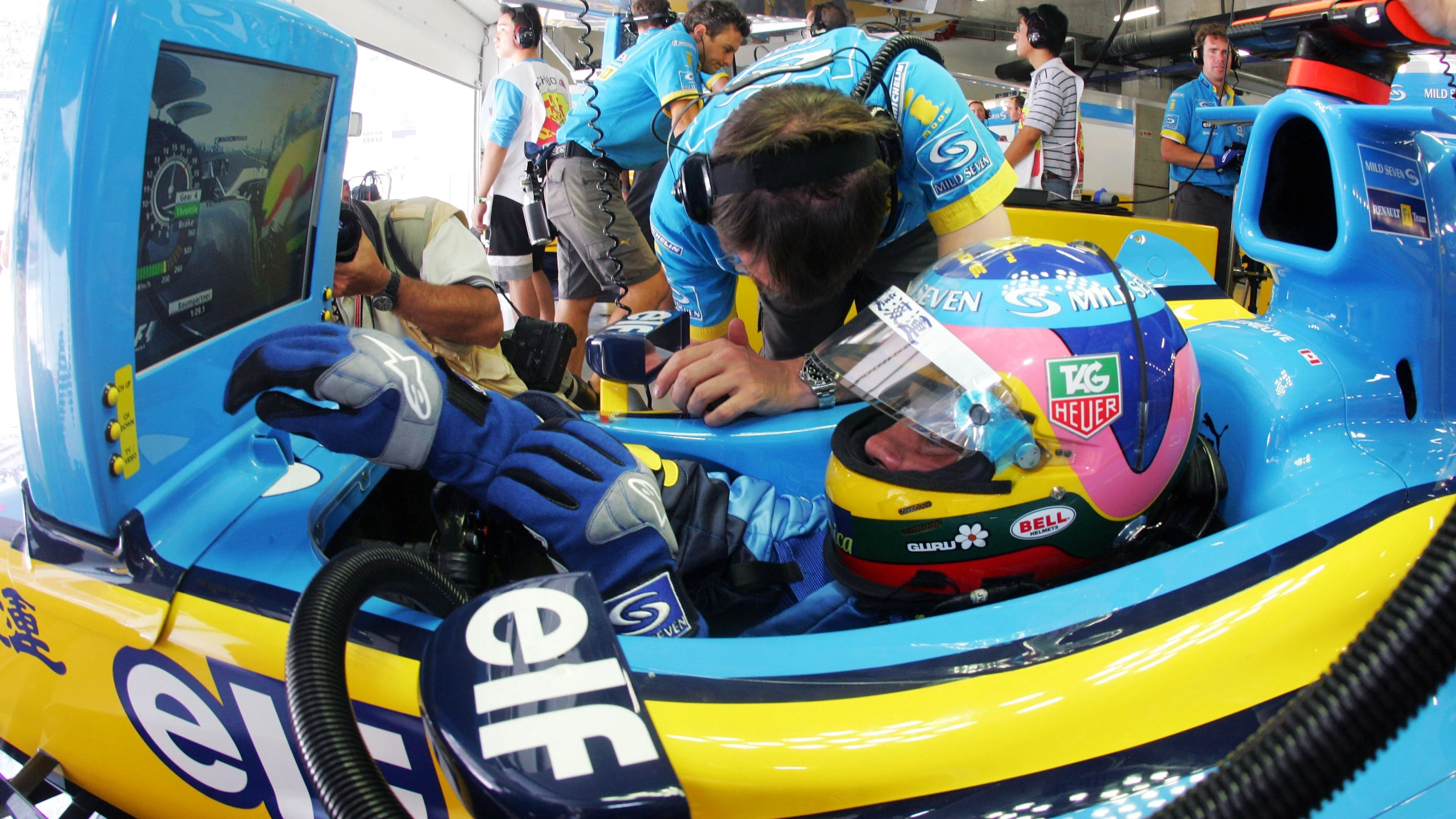 Jacques Villeneuve (CDN) Renault R24 in the pits. Formula One World Championship, Rd16, Chinese