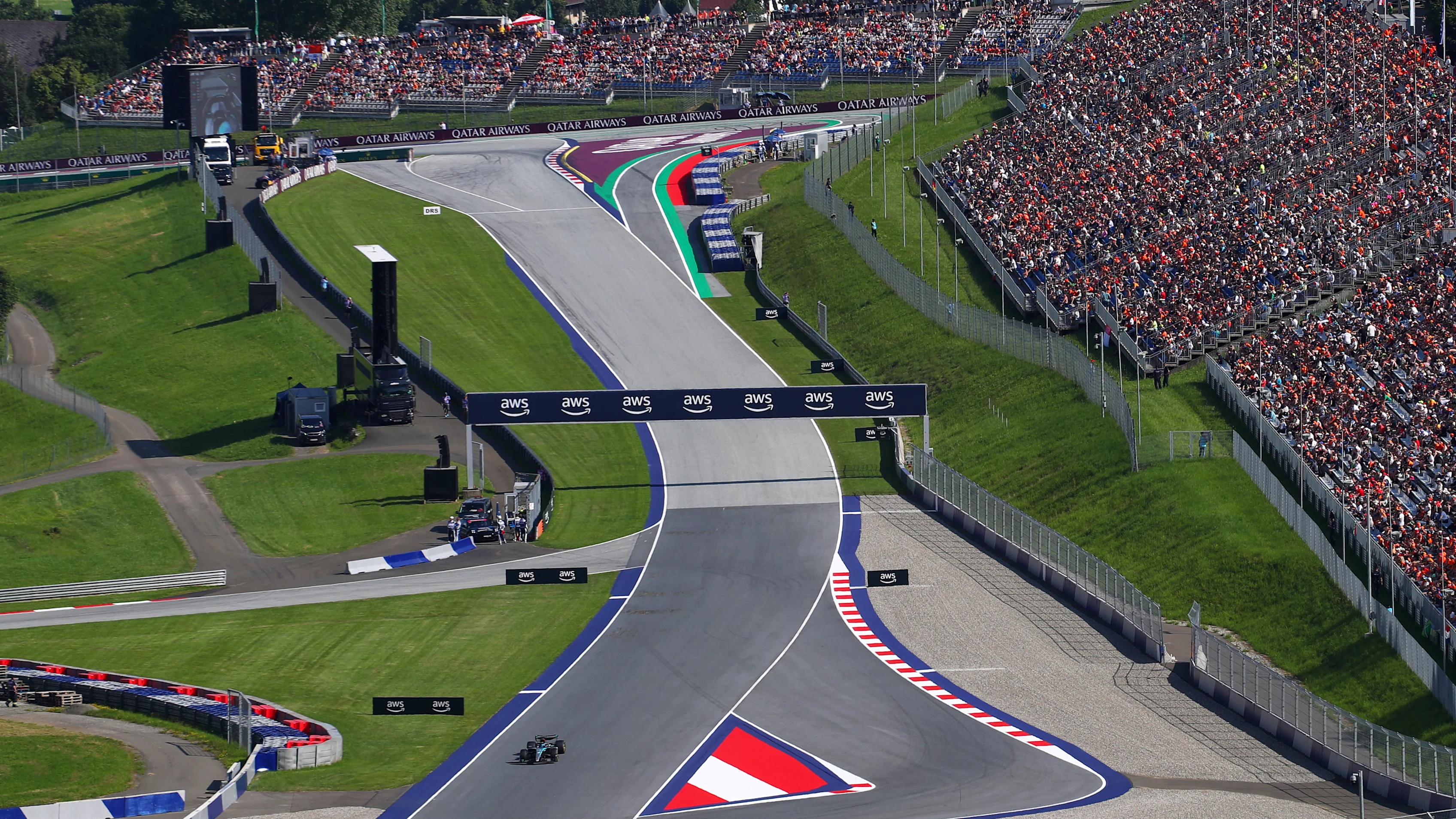 SPIELBERG, AUSTRIA - JUNE 28: A general view showing George Russell of Great Britain driving the (63) Mercedes AMG Petronas F1 Team W15 during Sprint Qualifying ahead of the F1 Grand Prix of Austria at Red Bull Ring on June 28, 2024 in Spielberg, Austria. (Photo by Peter Fox - Formula 1/Formula 1 via Getty Images)