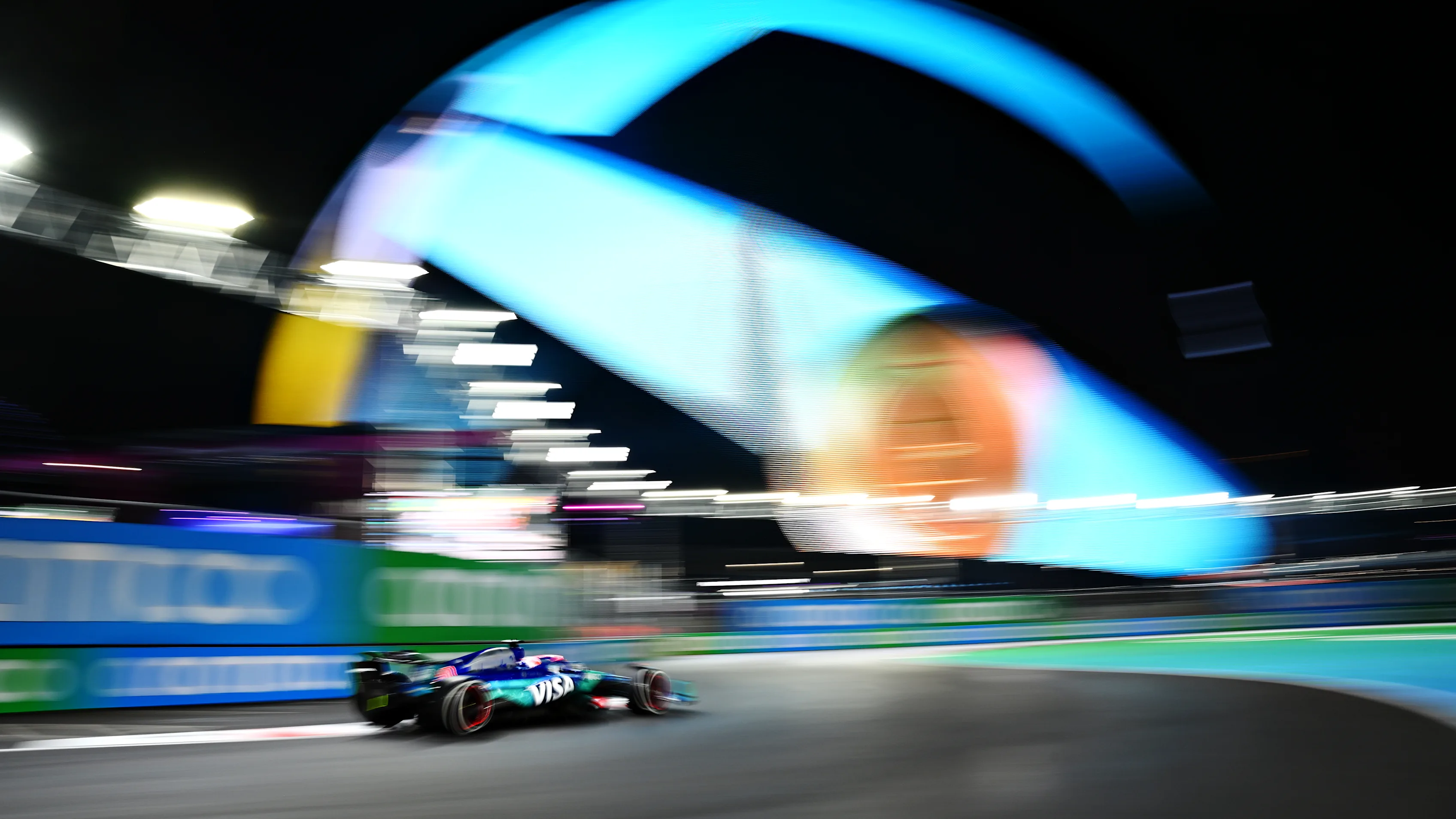 LAS VEGAS, NEVADA - NOVEMBER 22: Liam Lawson of New Zealand driving the (30) Visa Cash App RB VCARB