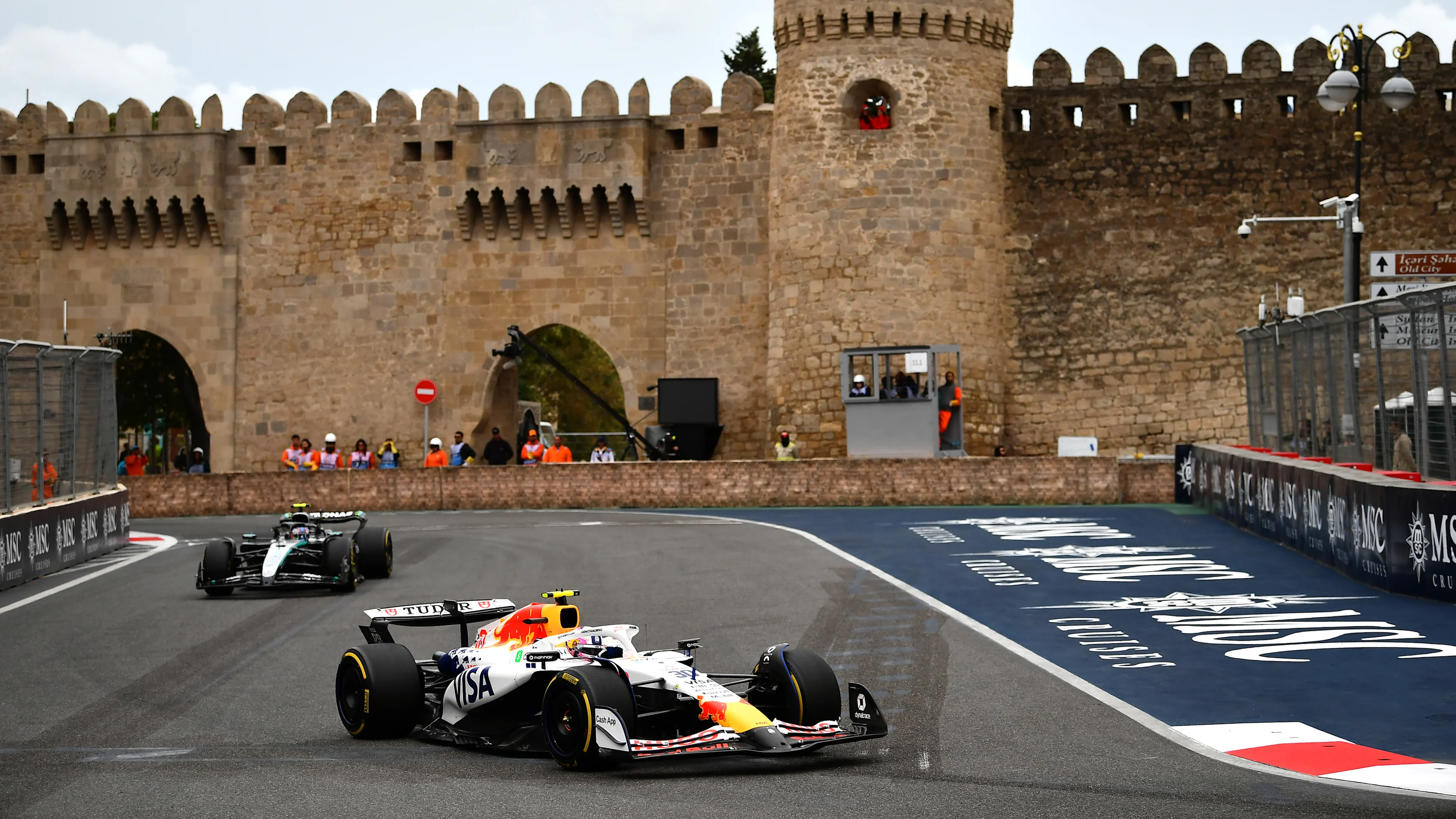 BAKU, AZERBAIJAN - SEPTEMBER 21: Liam Lawson of New Zealand driving the (30) Visa Cash App Racing
