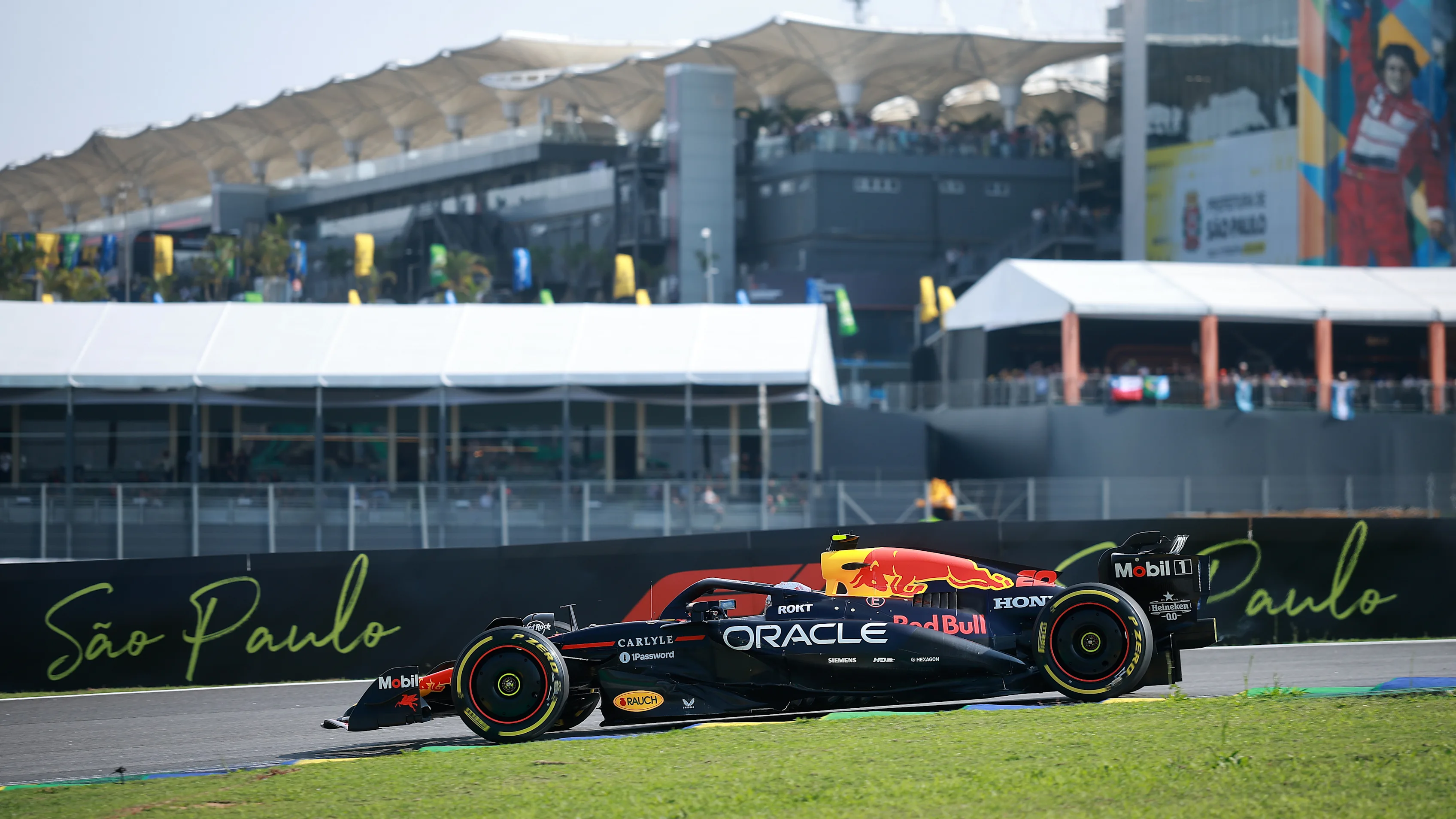 SAO PAULO, BRAZIL - NOVEMBER 07: Yuki Tsunoda of Japan driving the (22) Oracle Red Bull Racing RB21