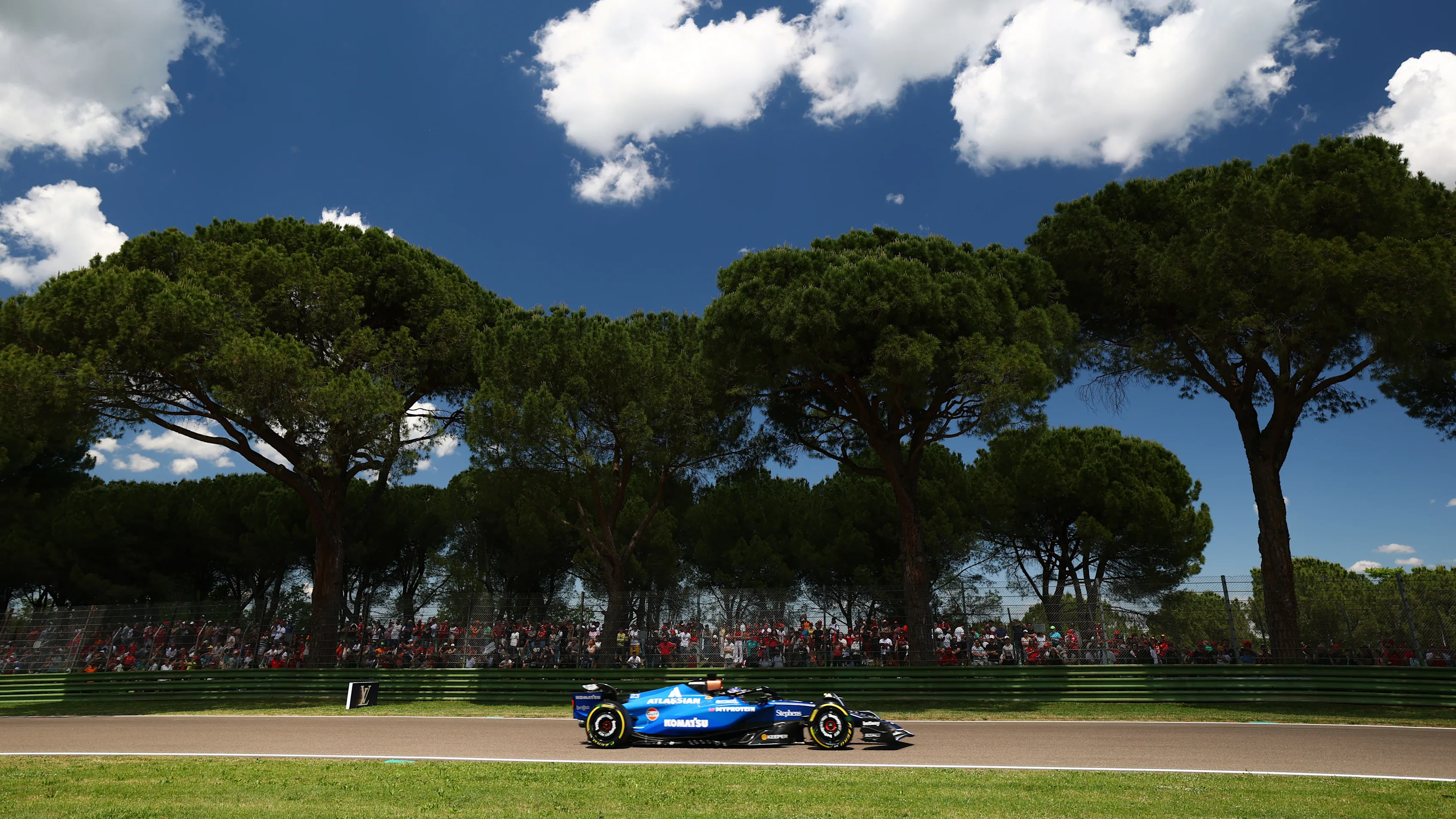 IMOLA, ITALY - MAY 16: Oliver Bearman of Great Britain driving the (87) Haas F1 VF-25 Ferrari leads