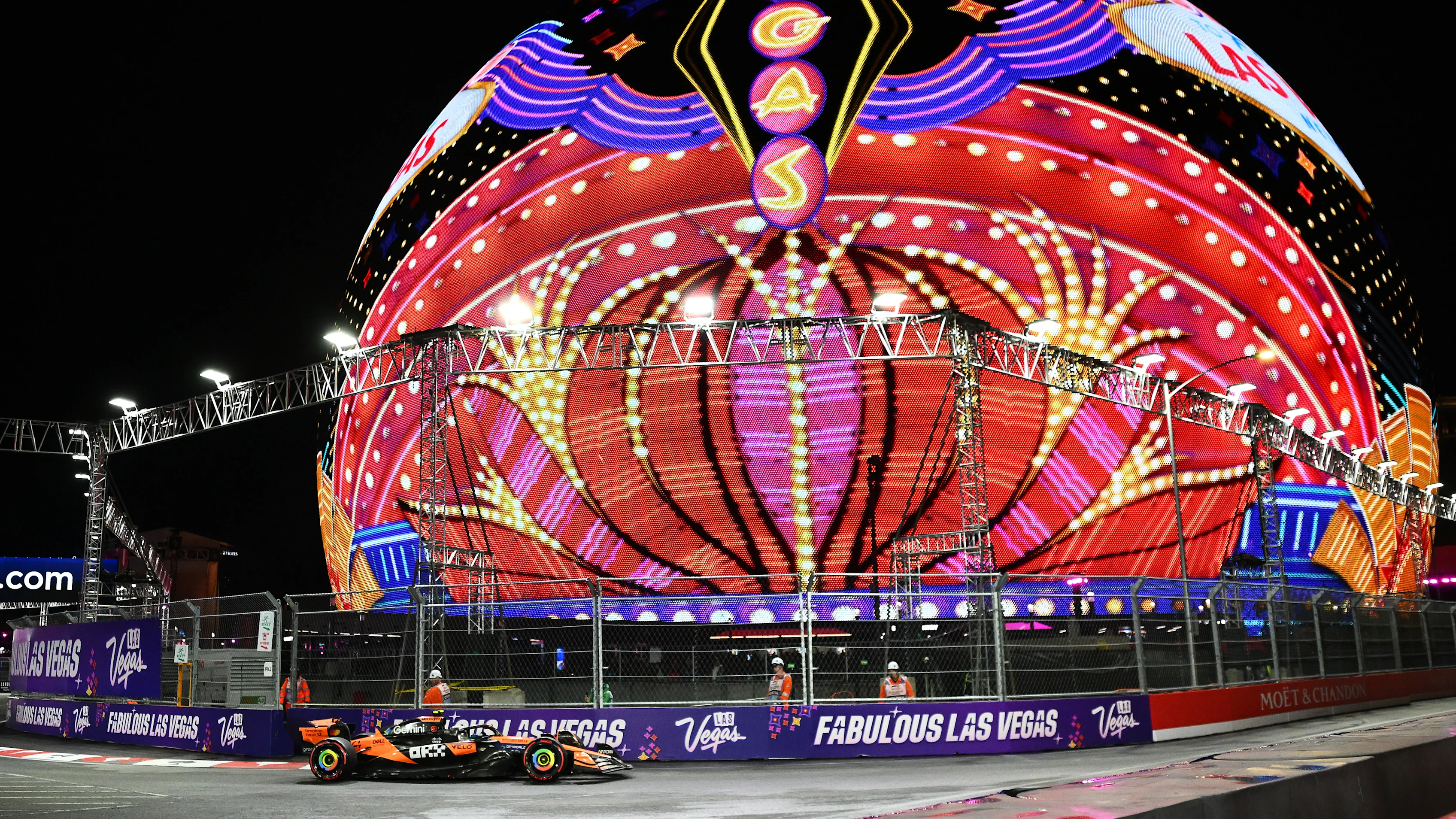 LAS VEGAS, NEVADA - NOVEMBER 21: Lando Norris of Great Britain driving the (4) McLaren MCL39