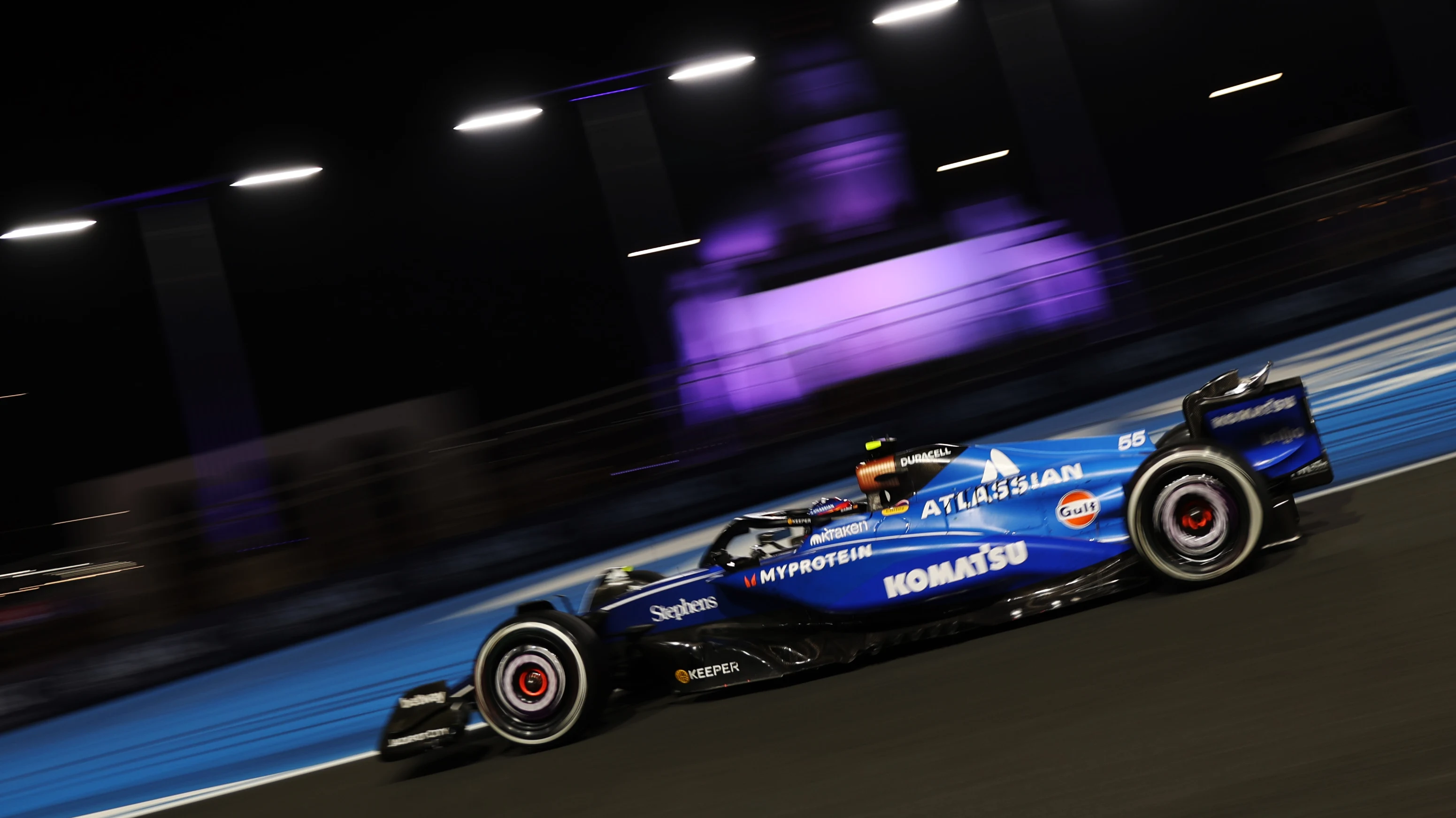 JEDDAH, SAUDI ARABIA - APRIL 20: Carlos Sainz of Spain driving the (55) Williams FW47 Mercedes on track during the F1 Grand Prix of Saudi Arabia at Jeddah Corniche Circuit on April 20, 2025 in Jeddah, Saudi Arabia. (Photo by Meg Oliphant/Getty Images)