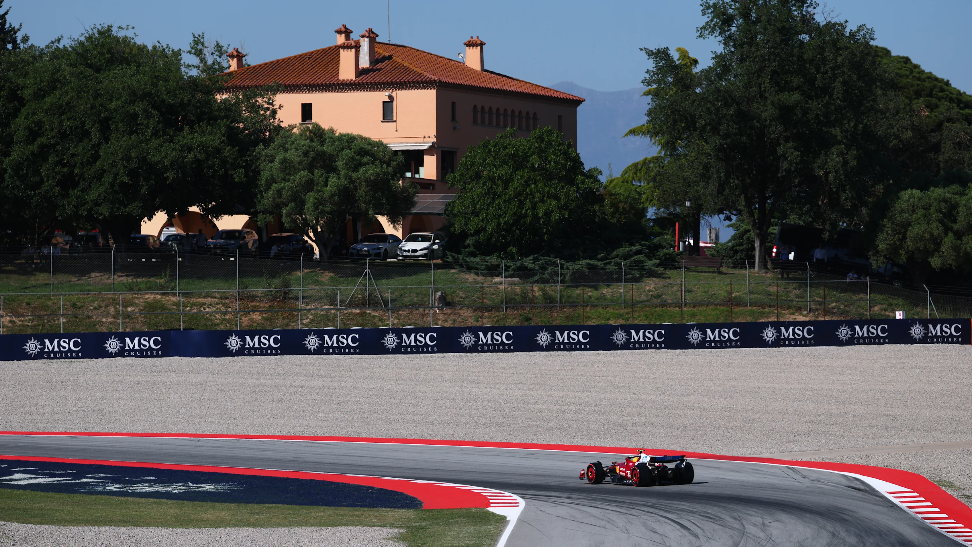 BARCELONA, SPAIN - MAY 30: Oliver Bearman of Great Britain driving the (87) Haas F1 VF-25 Ferrari