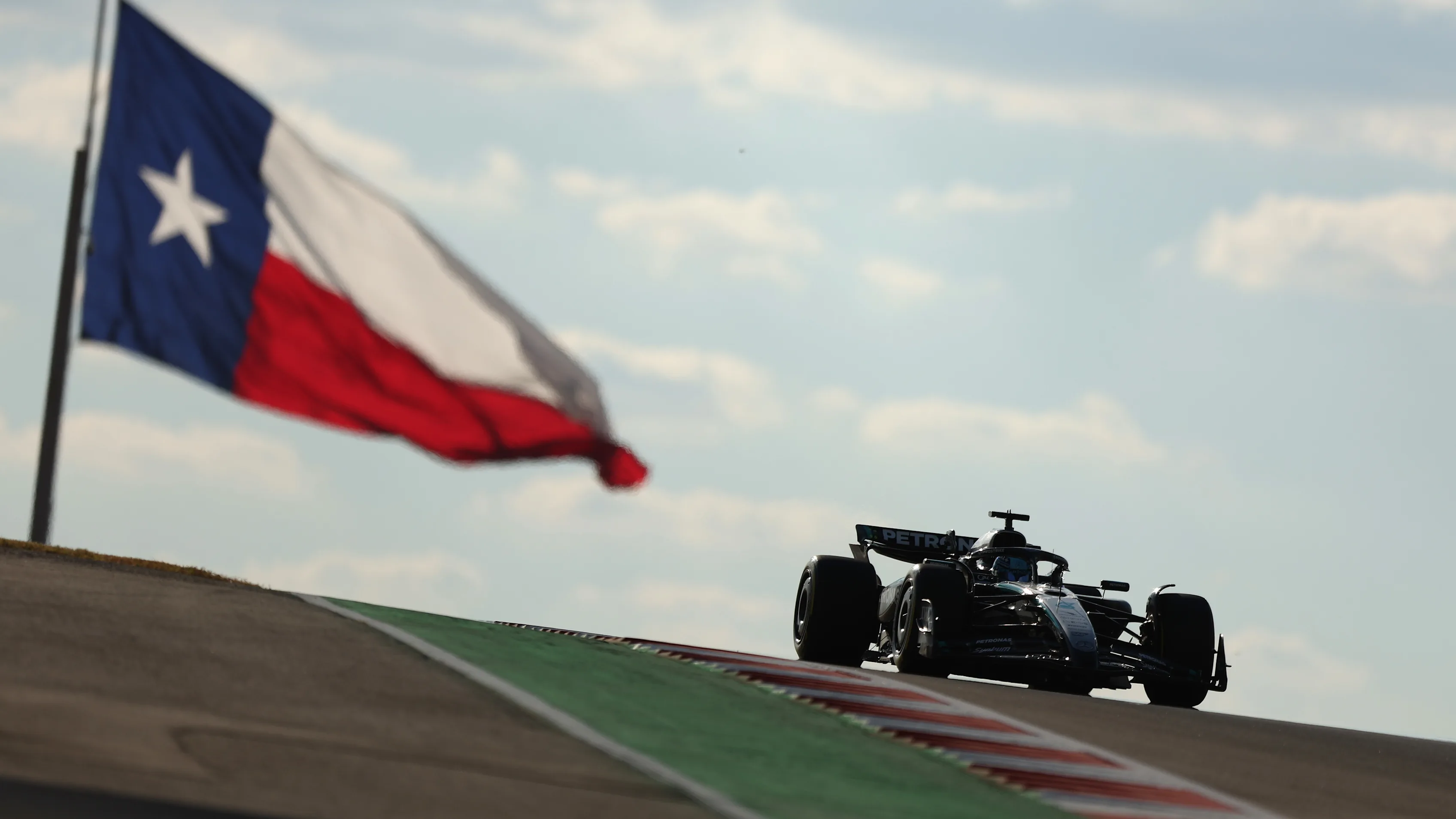 AUSTIN, TEXAS - OCTOBER 17: George Russell of Great Britain driving the (63) Mercedes AMG Petronas F1 Team W16 on track during Sprint Qualifying ahead of the F1 Grand Prix of United States at Circuit of The Americas on October 17, 2025 in Austin, Texas. (Photo by Meg Oliphant/Getty Images)