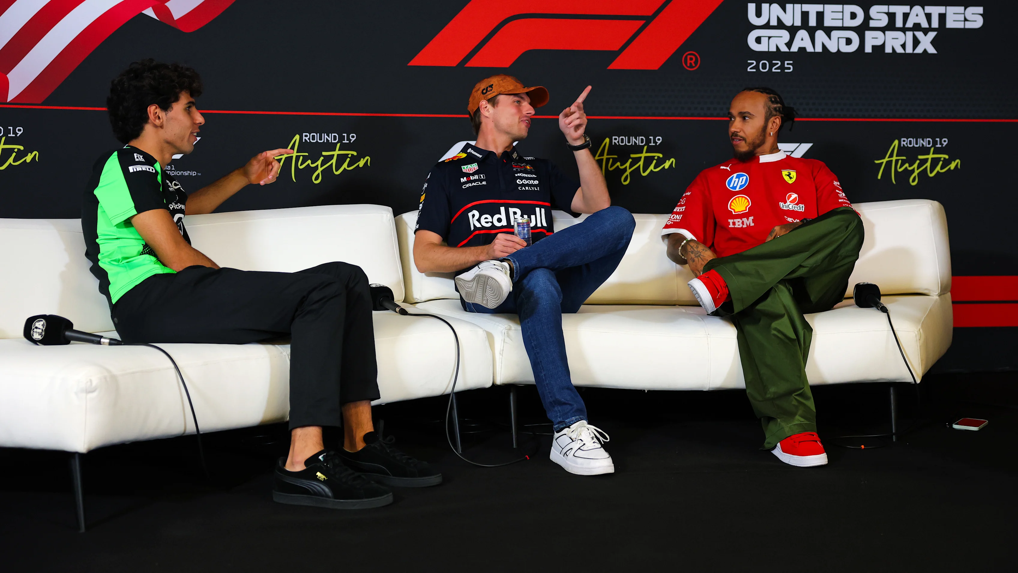 AUSTIN, TEXAS - OCTOBER 16: Gabriel Bortoleto of Brazil and Stake F1 Team Kick Sauber talks with