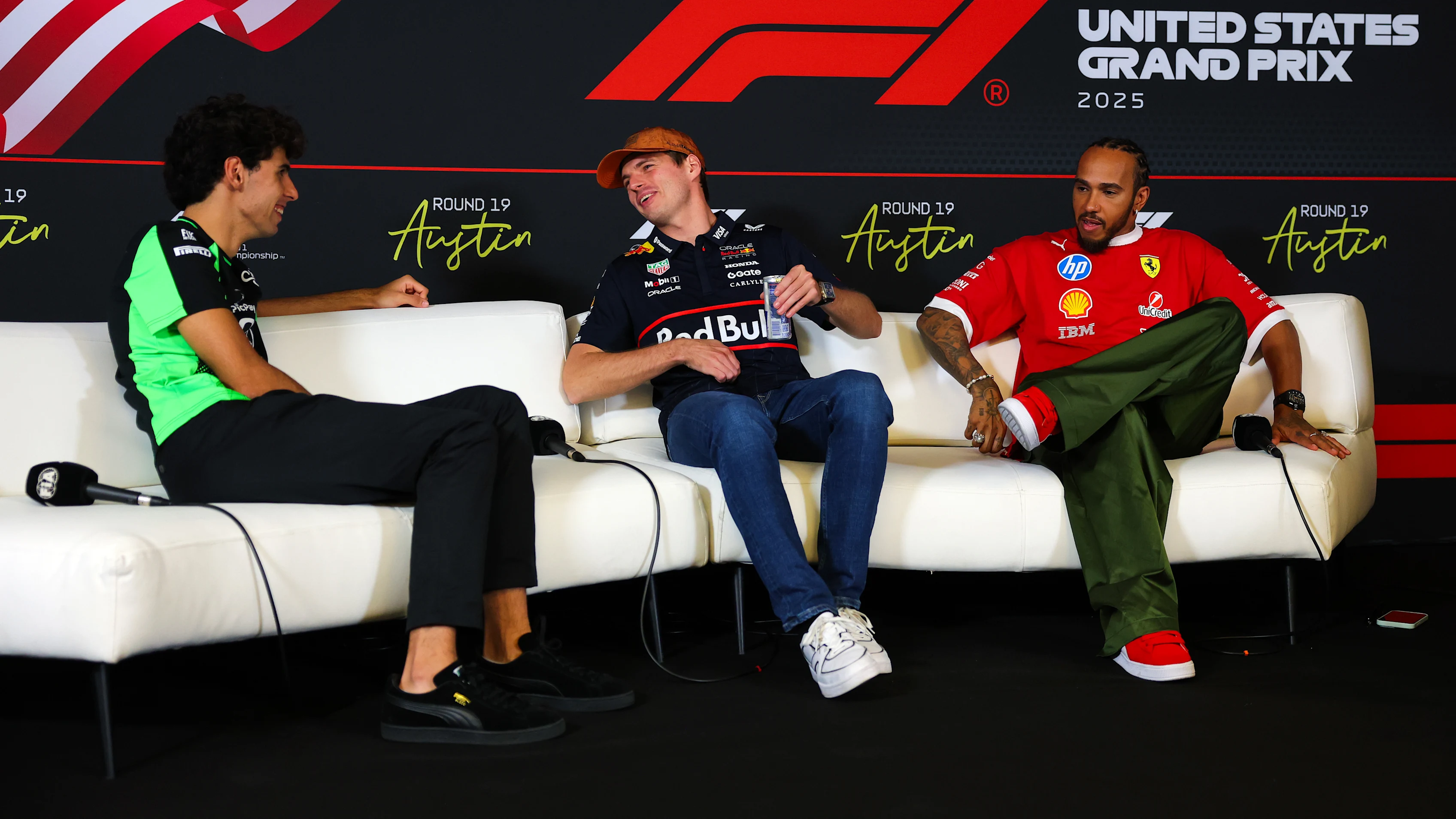 AUSTIN, TEXAS - OCTOBER 16: Gabriel Bortoleto of Brazil and Stake F1 Team Kick Sauber talks with