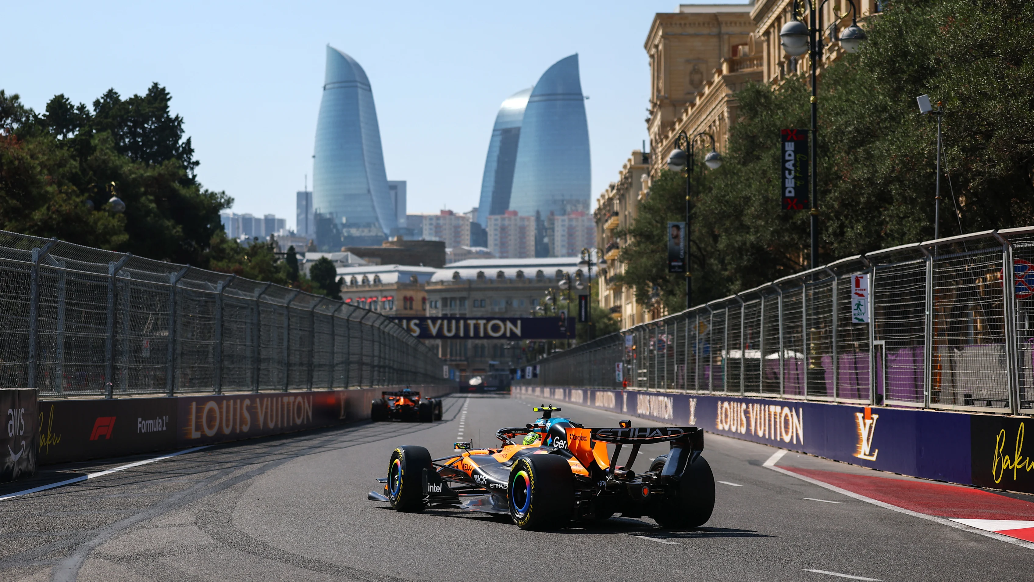 BAKU, AZERBAIJAN - SEPTEMBER 24: Lando Norris of Great Britain driving the (1) McLaren MCL40