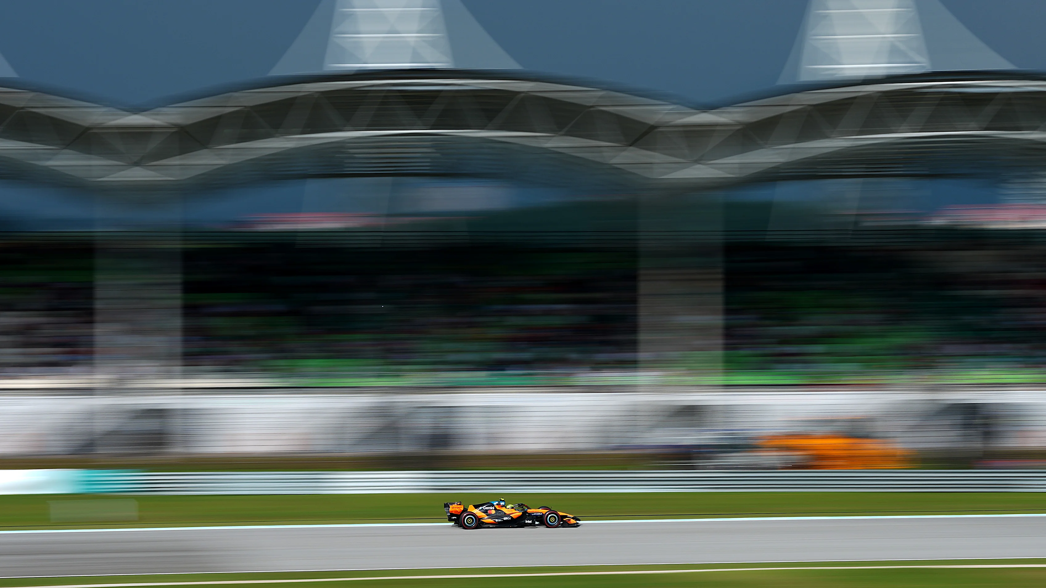 KUALA LUMPUR, MALAYSIA - OCTOBER 02: Lando Norris of Great Britain driving the (1) McLaren MCL40