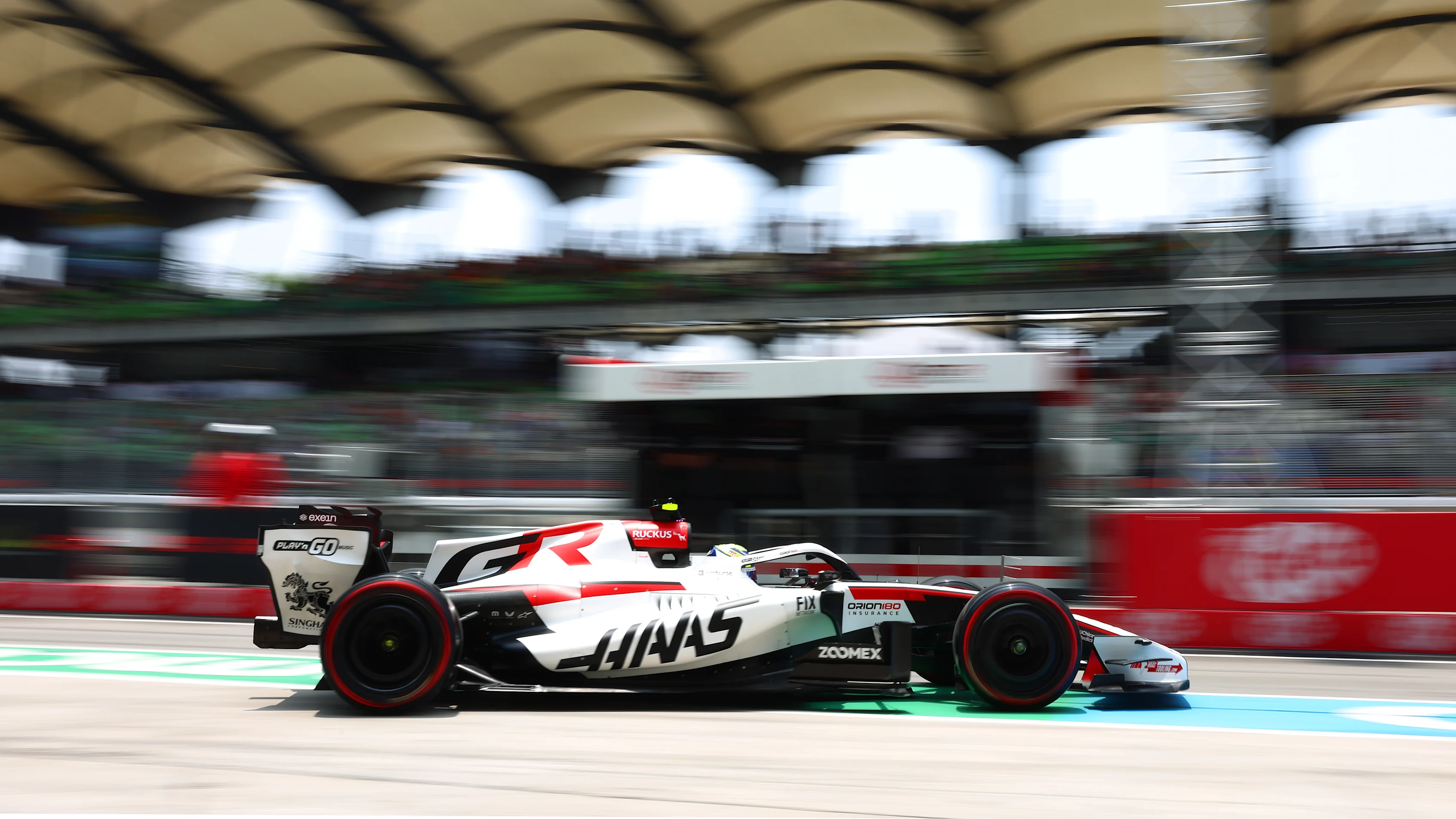 KUALA LUMPUR, MALAYSIA - OCTOBER 03: Oliver Bearman of Great Britain driving the (87) Haas F1 VF-26