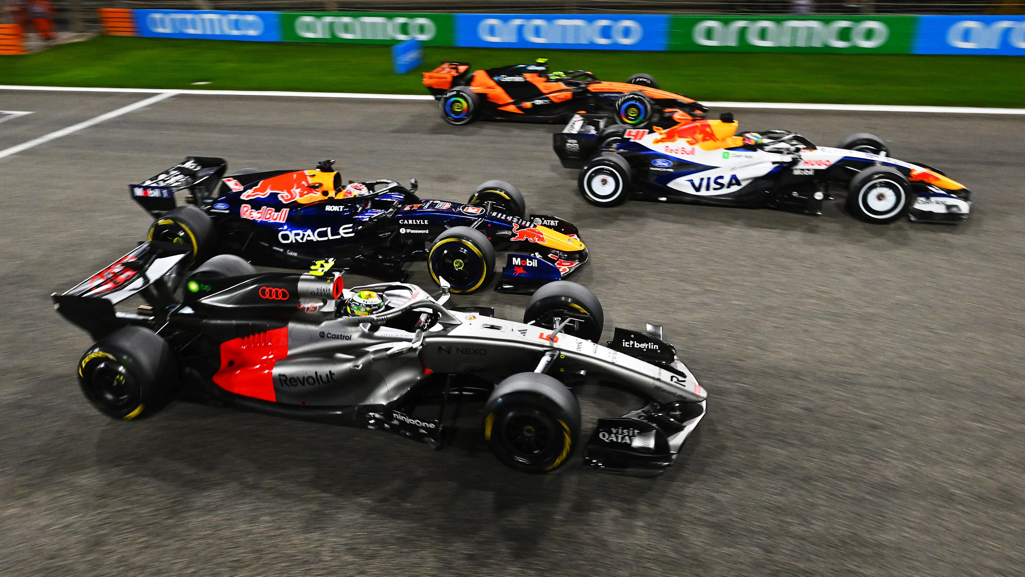 BAHRAIN, BAHRAIN - FEBRUARY 20: Gabriel Bortoleto of Brazil driving the (5) Audi F1 Team R26 leads