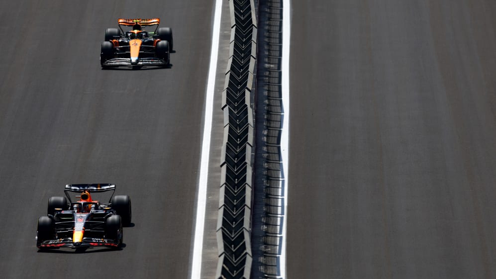 BAKU, AZERBAIYÁN - 28 DE ABRIL: Max Verstappen de los Países Bajos conduciendo el (1) Oracle Red Bull