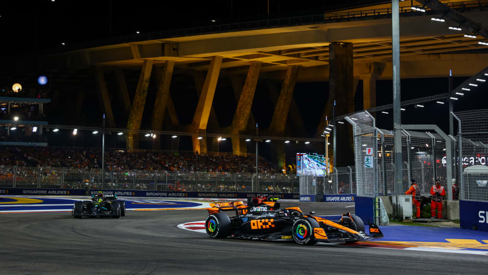 SINGAPUR, SINGAPUR - 17 DE SEPTIEMBRE: Lando Norris de Gran Bretaña conduciendo el (4) McLaren MCL60