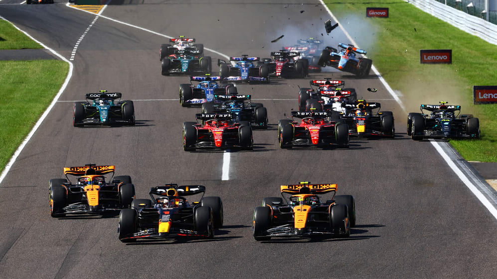 SUZUKA, JAPÓN - 24 DE SEPTIEMBRE: Max Verstappen de los Países Bajos conduciendo el (1) Oracle Red Bull