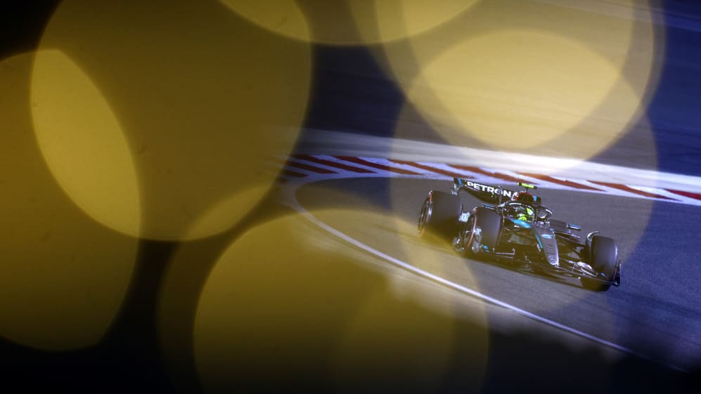 BAHREIN, BAHREIN - 29 DE FEBRERO: Lewis Hamilton de Gran Bretaña conduciendo el (44) Mercedes AMG