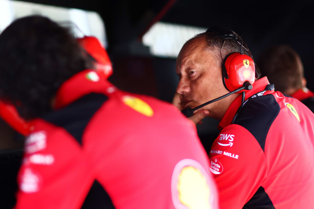 BAHREIN, BAHREIN - 24 DE FEBRERO: El director del equipo Ferrari, Frederic Vasseur, observa desde el muro de boxes