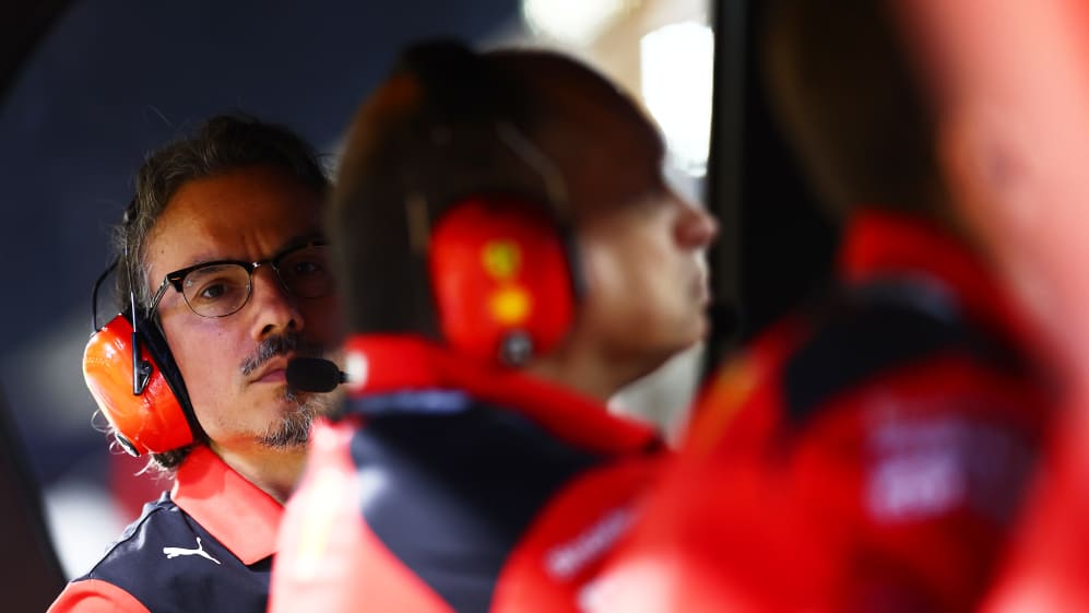 BAHREIN, BAHREIN - 25 DE FEBRERO: Laurent Mekies, director deportivo de la Scuderia Ferrari mira desde