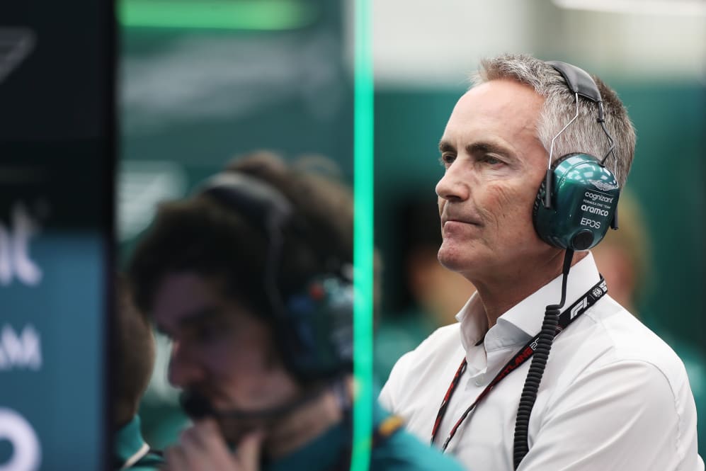 Bahrein, Bahrein - 25 de febrero: Martin Whitmarsh, CEO de Aston Martin mira en el garaje durante