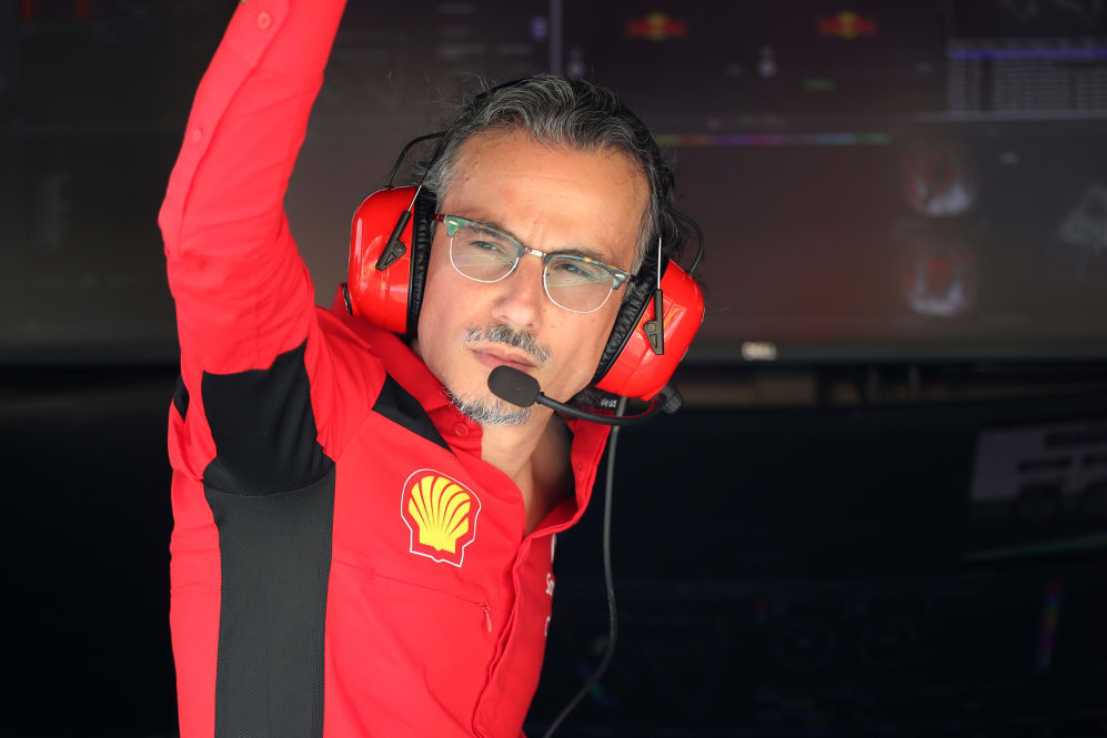 BAHREIN, BAHREIN - 4 DE MARZO: Laurent Mekies, director deportivo de Scuderia Ferrari mira desde el